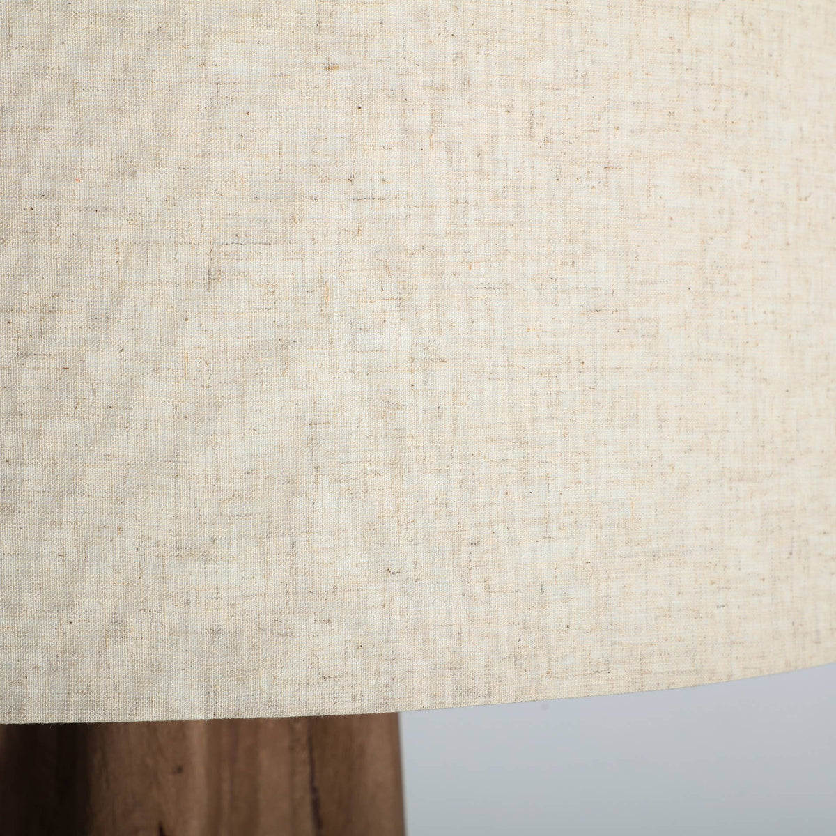 Lampe aus Mangoholz in Braun mit Juteschirm in Creme