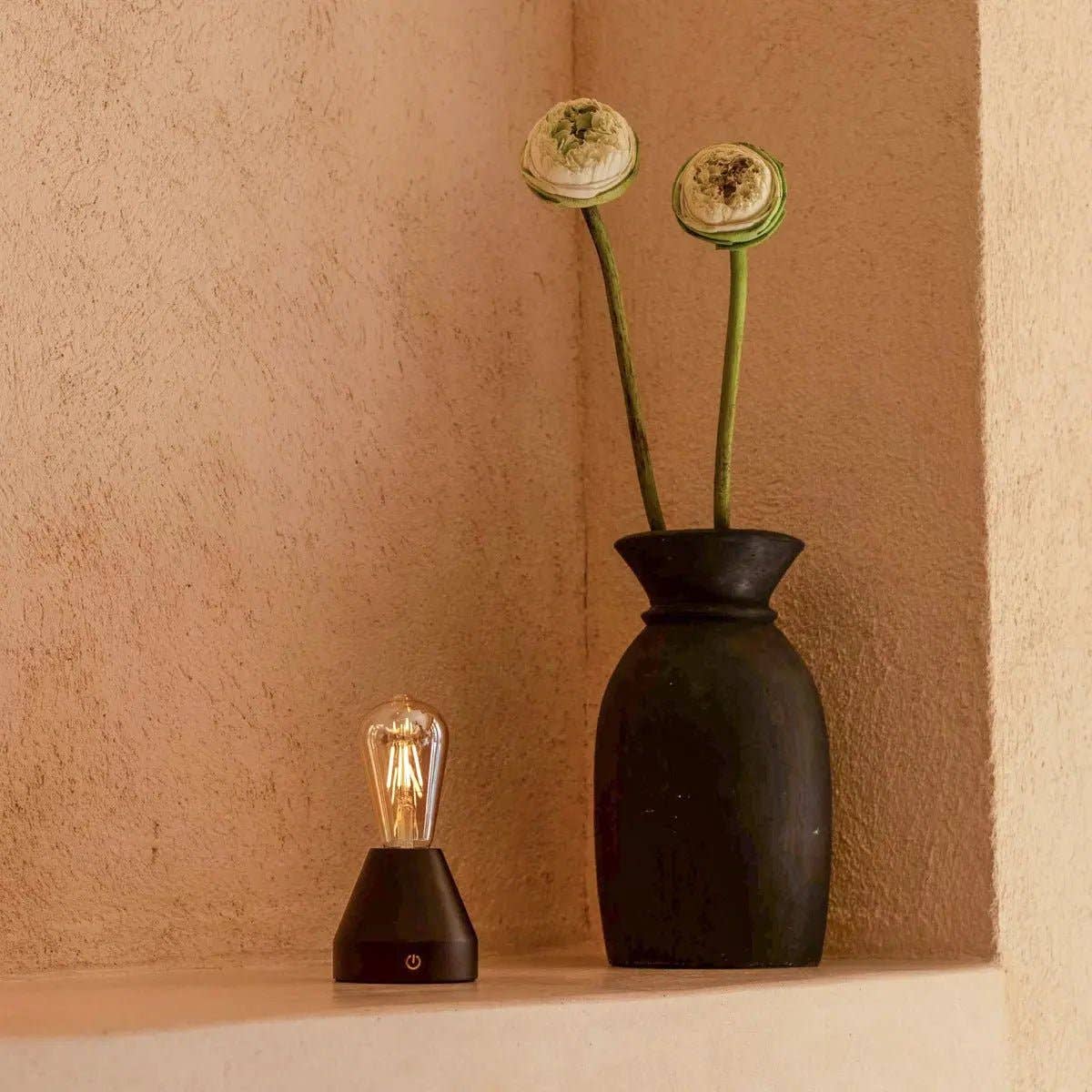 Zavi Dunkelbraune Wiederaufladbare Tischlampe | LED, Kabellos & 80 Stunden Akkulaufzeit - GUNDT HOME