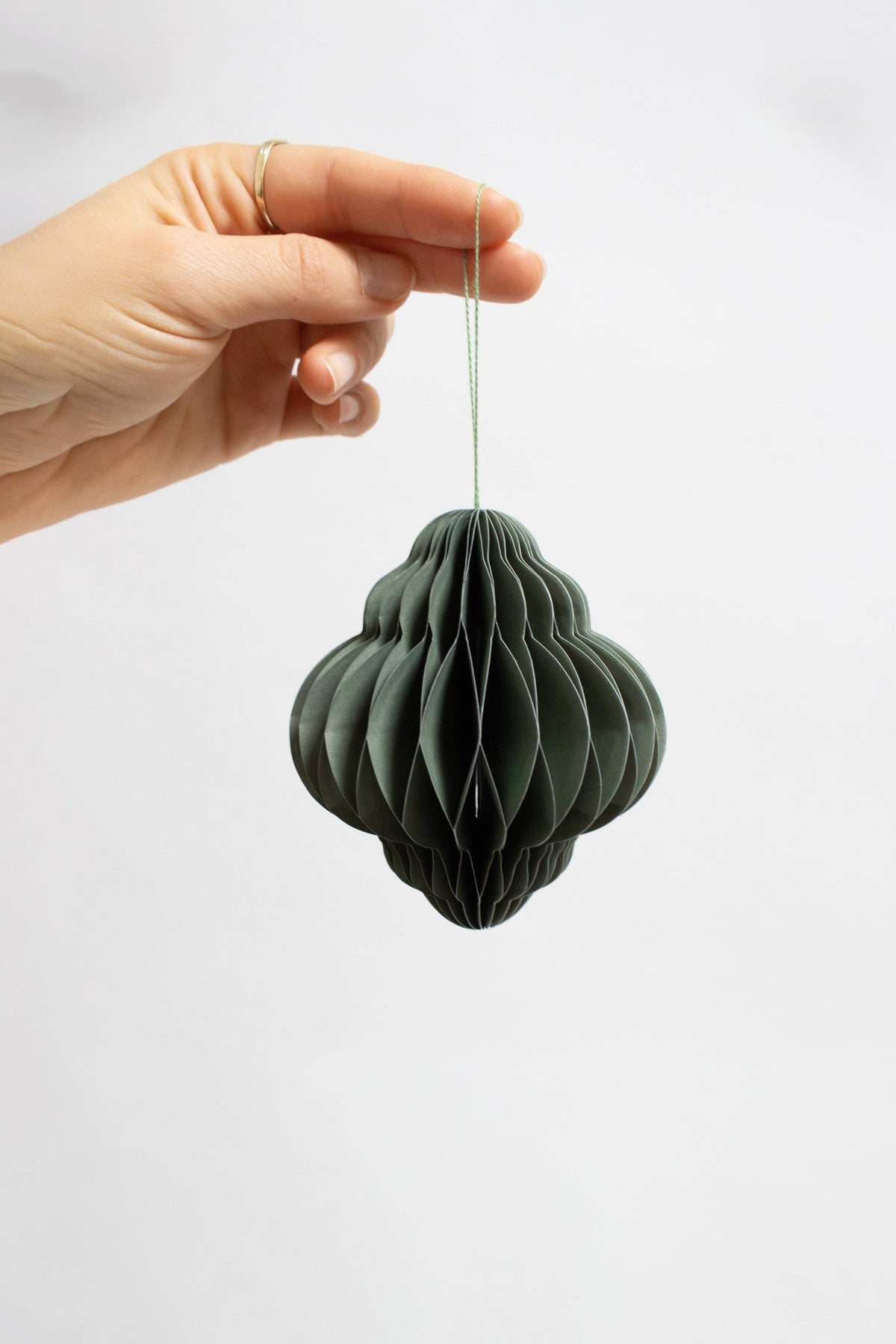 Papier-Christbaumkugeln – Salbeigrün, Moosgrün & Silber: Moosgrün / 3er Set - GUNDT HOME
