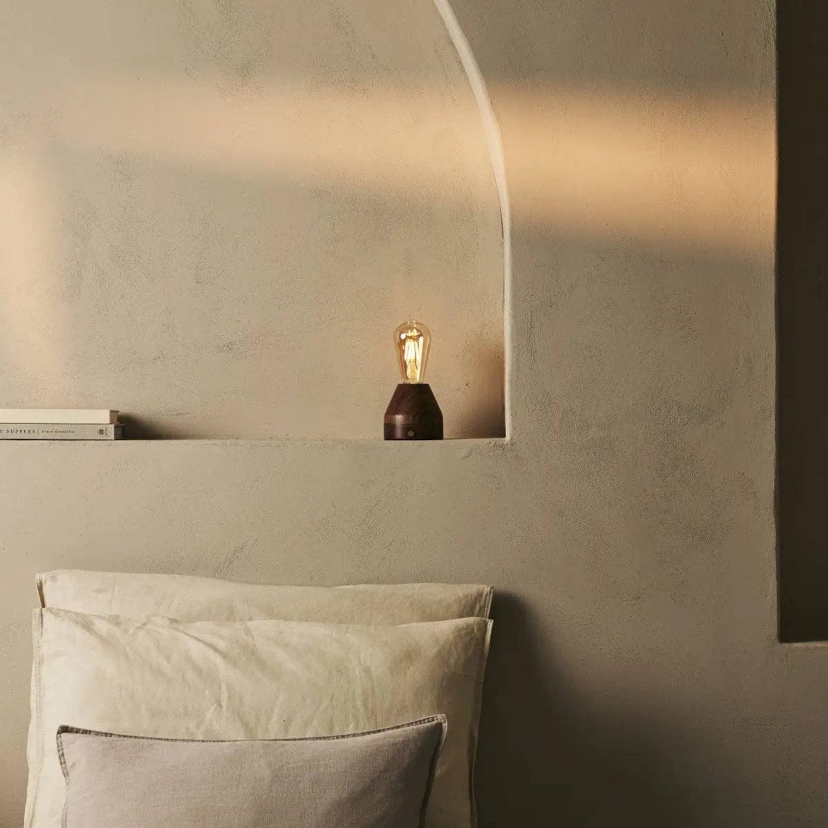 Zavi Walnuss Wiederaufladbare Tischlampe | LED, Kabellos & 80 Stunden Akkulaufzeit - GUNDT HOME