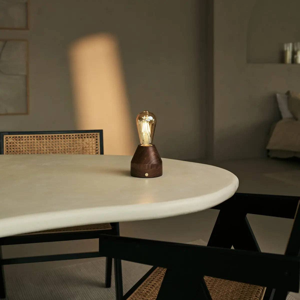 Zavi Walnuss Wiederaufladbare Tischlampe | LED, Kabellos & 80 Stunden Akkulaufzeit - GUNDT HOME