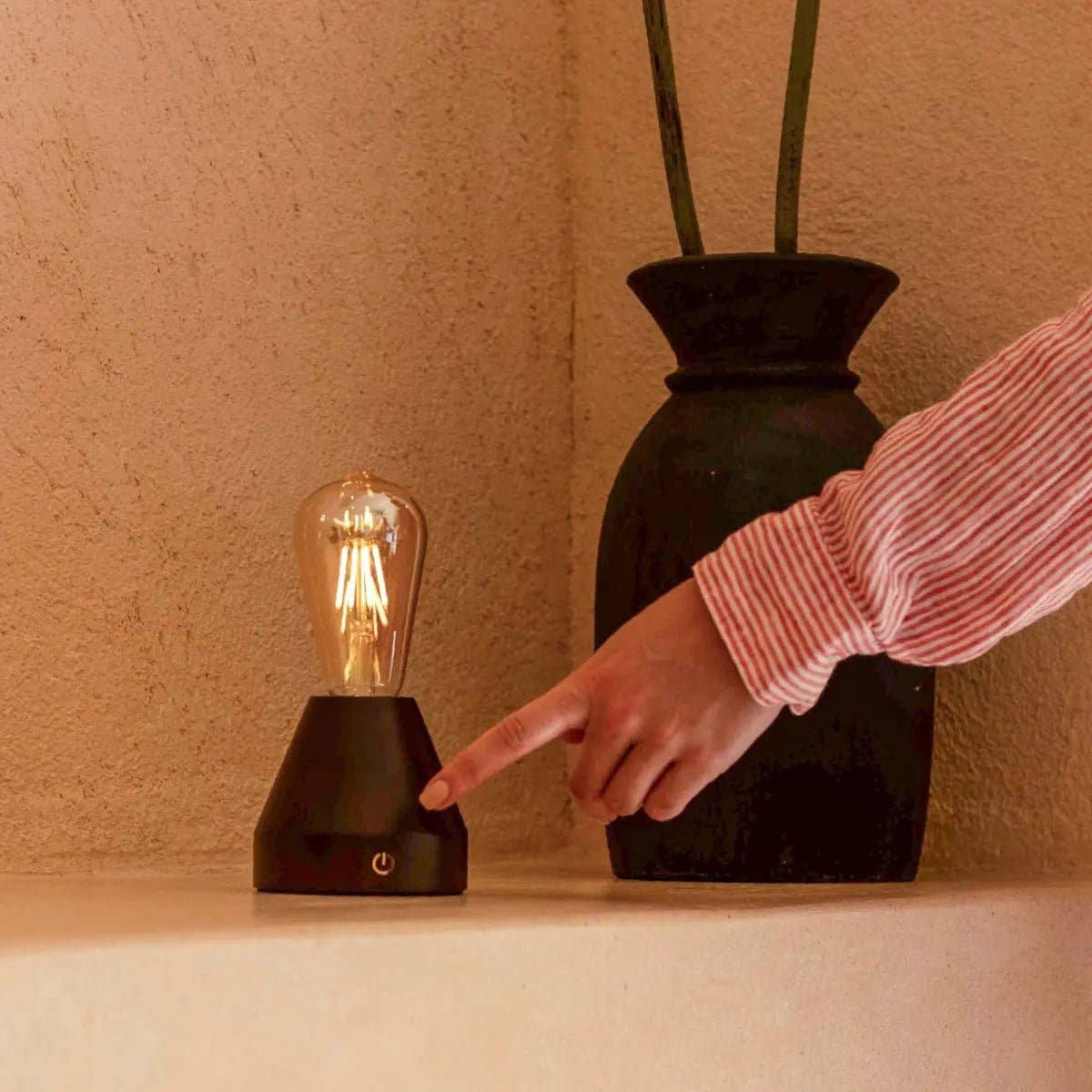 Zavi Dunkelbraune Wiederaufladbare Tischlampe | LED, Kabellos & 80 Stunden Akkulaufzeit - GUNDT HOME