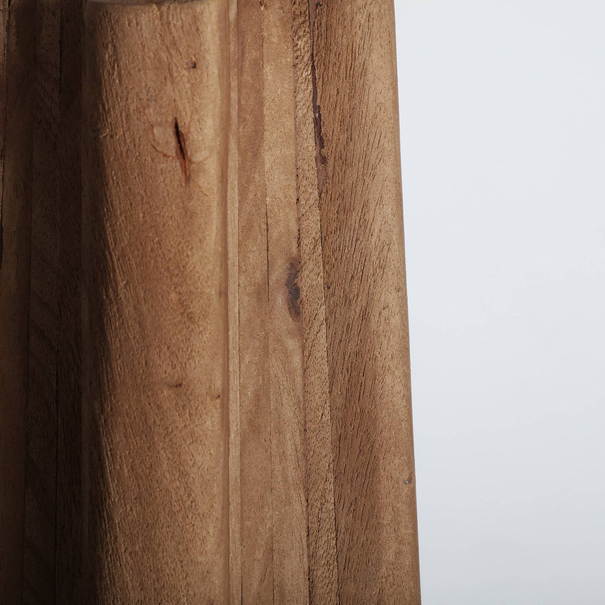 Lampe aus Mangoholz in Braun mit Juteschirm in Creme
