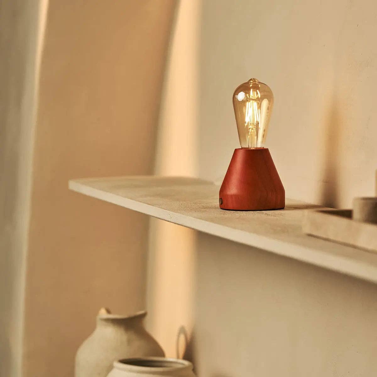 Zavi Tischlampe in Kastanienbraun | LED, Kabellos & 80 Stunden Akkulaufzeit - GUNDT HOME