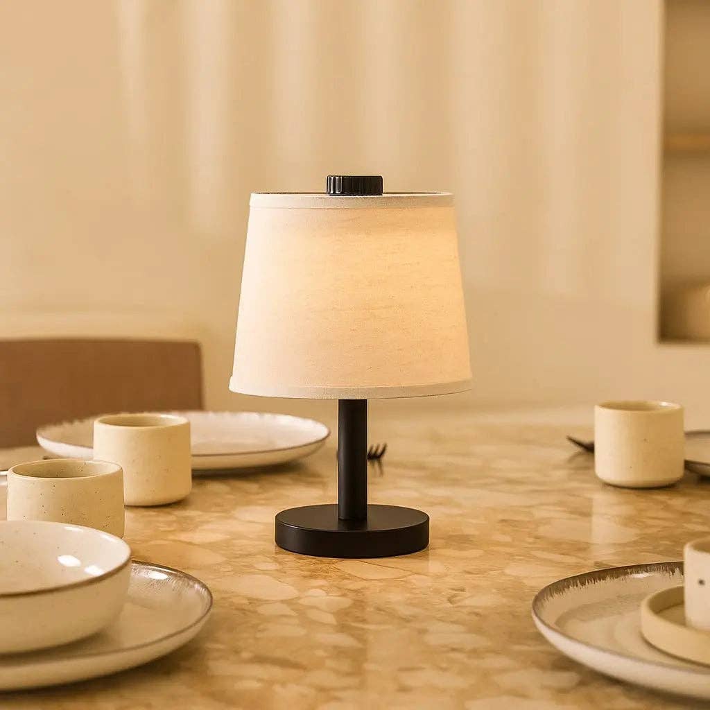 Rover Schwarze Wiederaufladbare Holzlampe | Kabellos, Dimmbare & Leinenmischung - GUNDT HOME