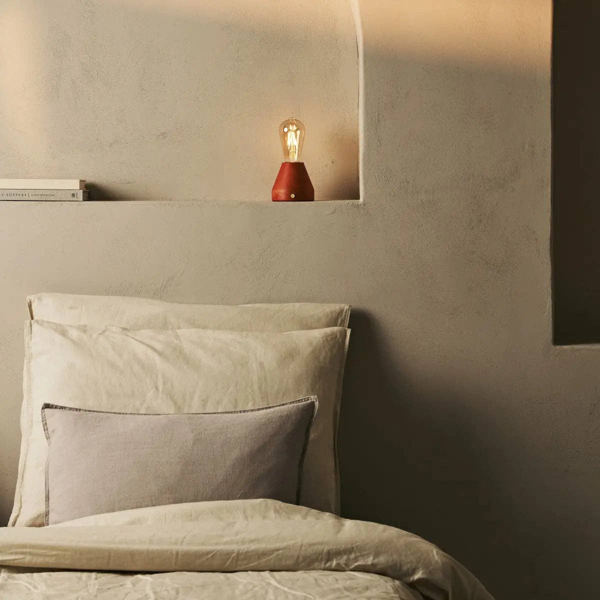 Zavi Tischlampe in Kastanienbraun | LED, Kabellos & 80 Stunden Akkulaufzeit - GUNDT HOME