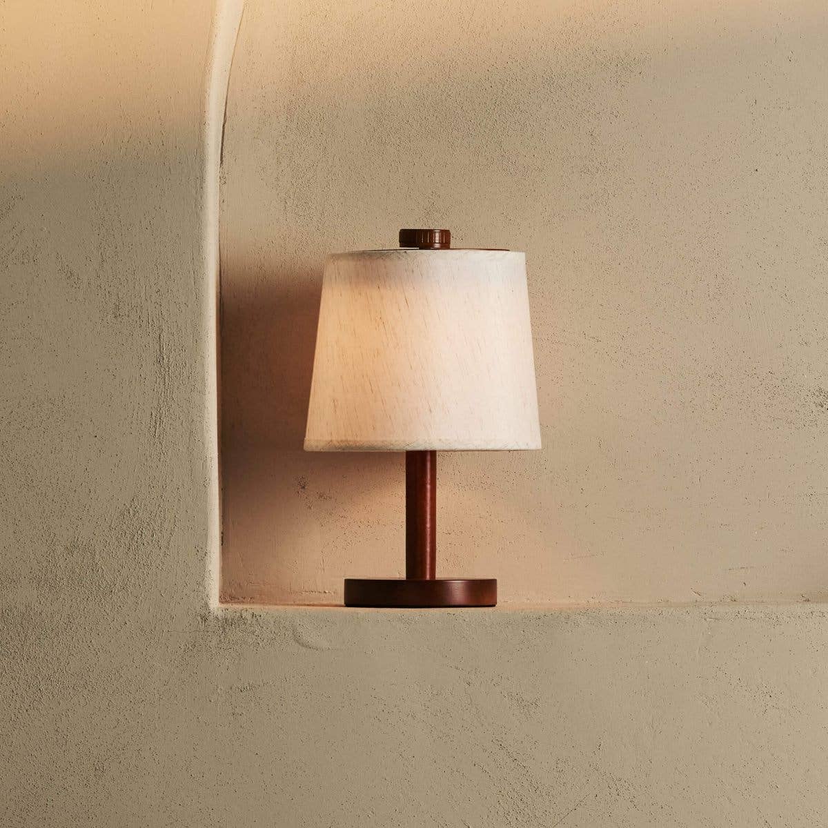 Rover Kastanienbraune Holzlampe – Wiederaufladbar, Kabellos & Dimmbarer Schirm - GUNDT HOME