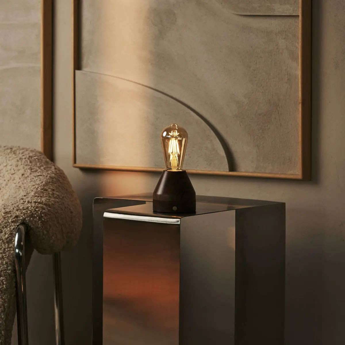 Zavi Walnuss Wiederaufladbare Tischlampe | LED, Kabellos & 80 Stunden Akkulaufzeit - GUNDT HOME