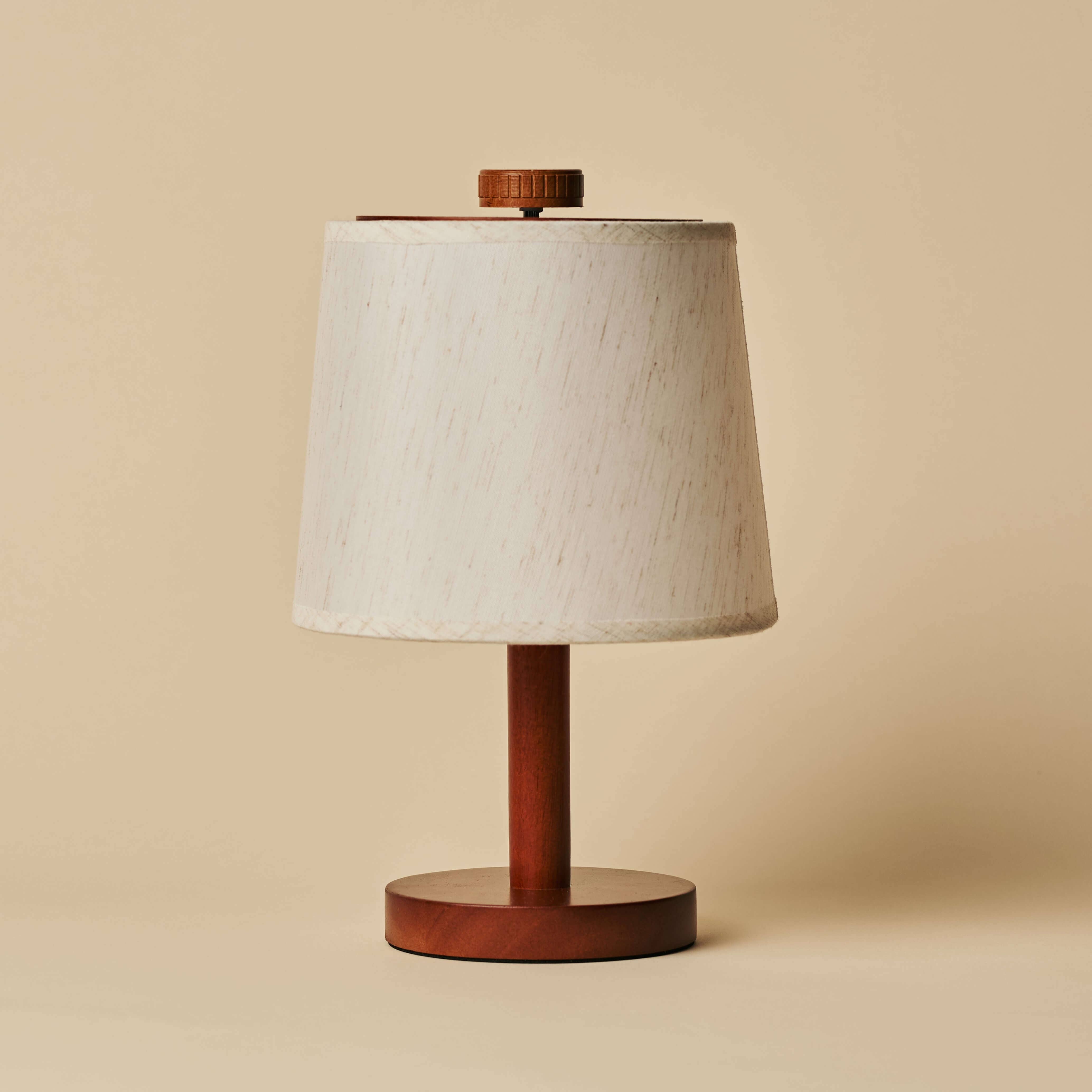 Rover Kastanienbraune Holzlampe – Wiederaufladbar, Kabellos & Dimmbarer Schirm - GUNDT HOME