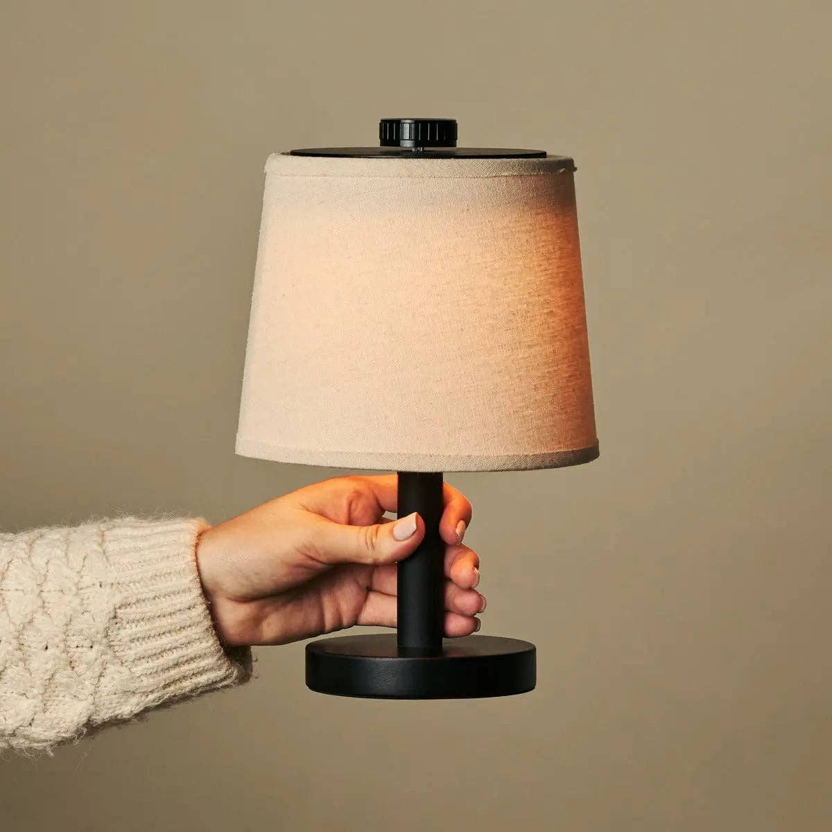 Rover Schwarze Wiederaufladbare Holzlampe | Kabellos, Dimmbare & Leinenmischung - GUNDT HOME