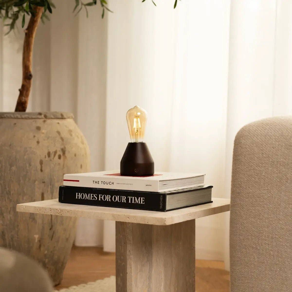 Zavi Dunkelbraune Wiederaufladbare Tischlampe | LED, Kabellos & 80 Stunden Akkulaufzeit - GUNDT HOME