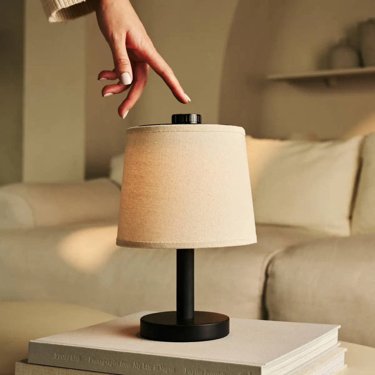 Rover Schwarze Wiederaufladbare Holzlampe | Kabellos, Dimmbare & Leinenmischung - GUNDT HOME