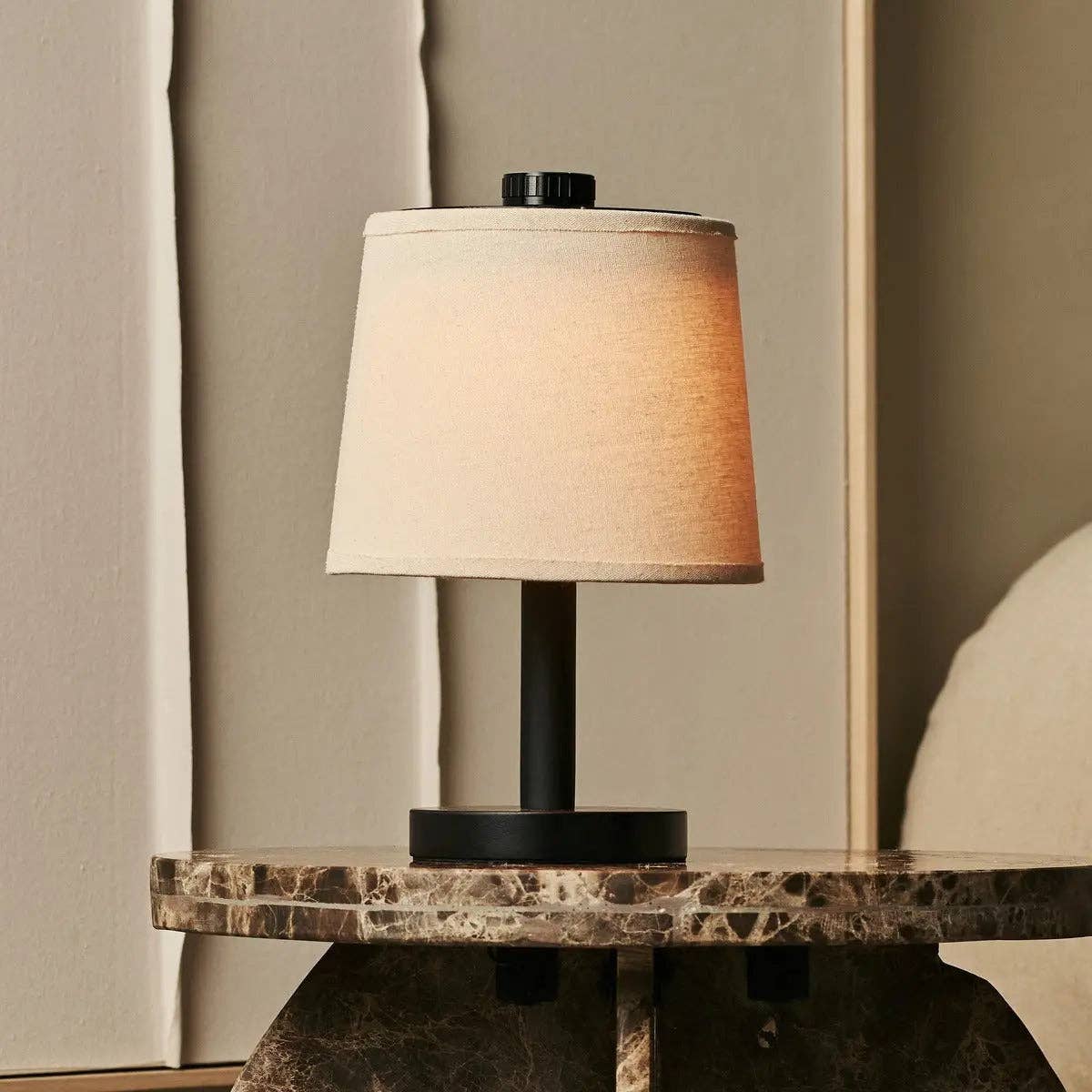 Rover Schwarze Wiederaufladbare Holzlampe | Kabellos, Dimmbare & Leinenmischung - GUNDT HOME