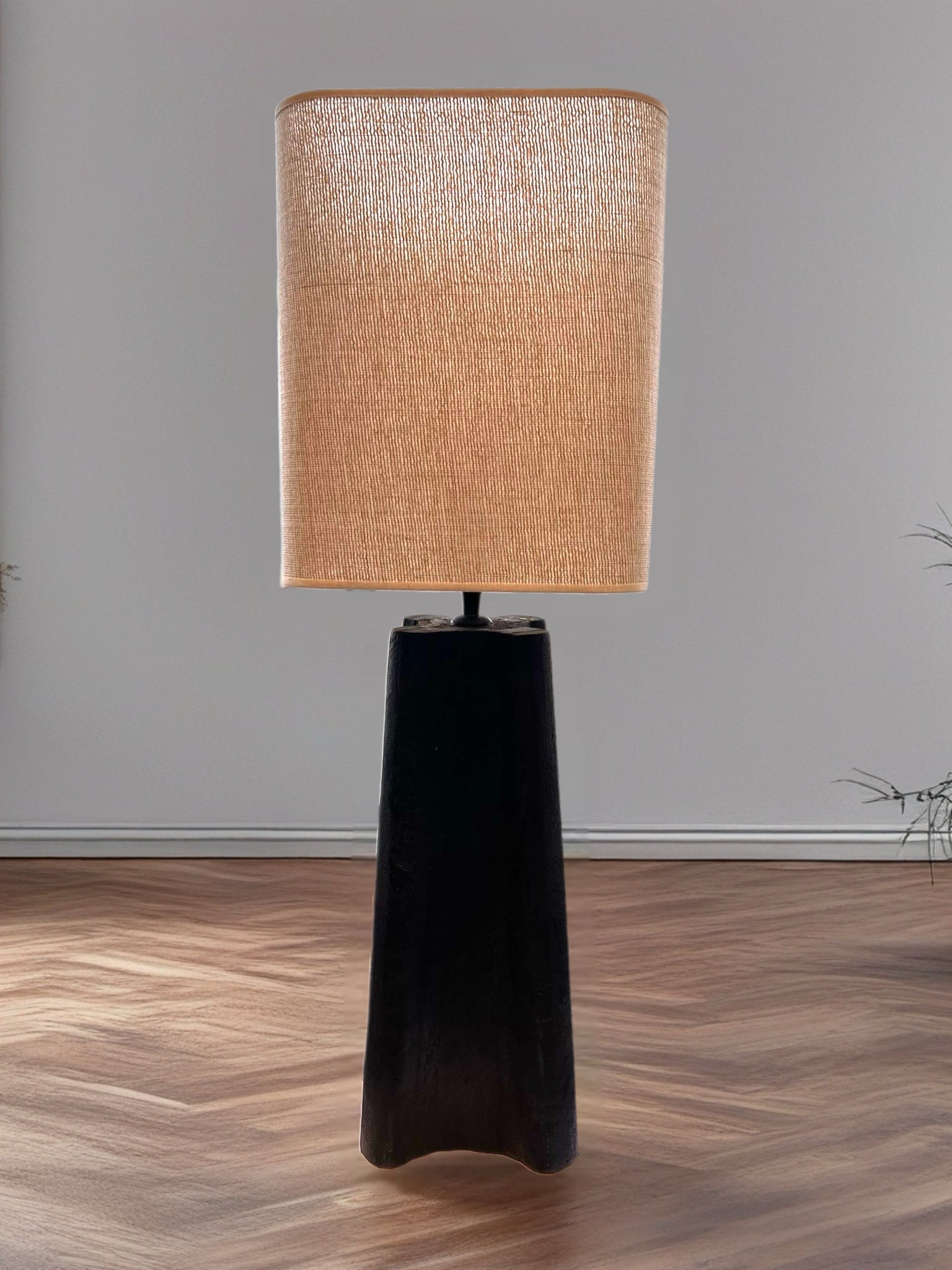 Tischlampe mit schwarzem Holzfuß und Leinen-Schirm