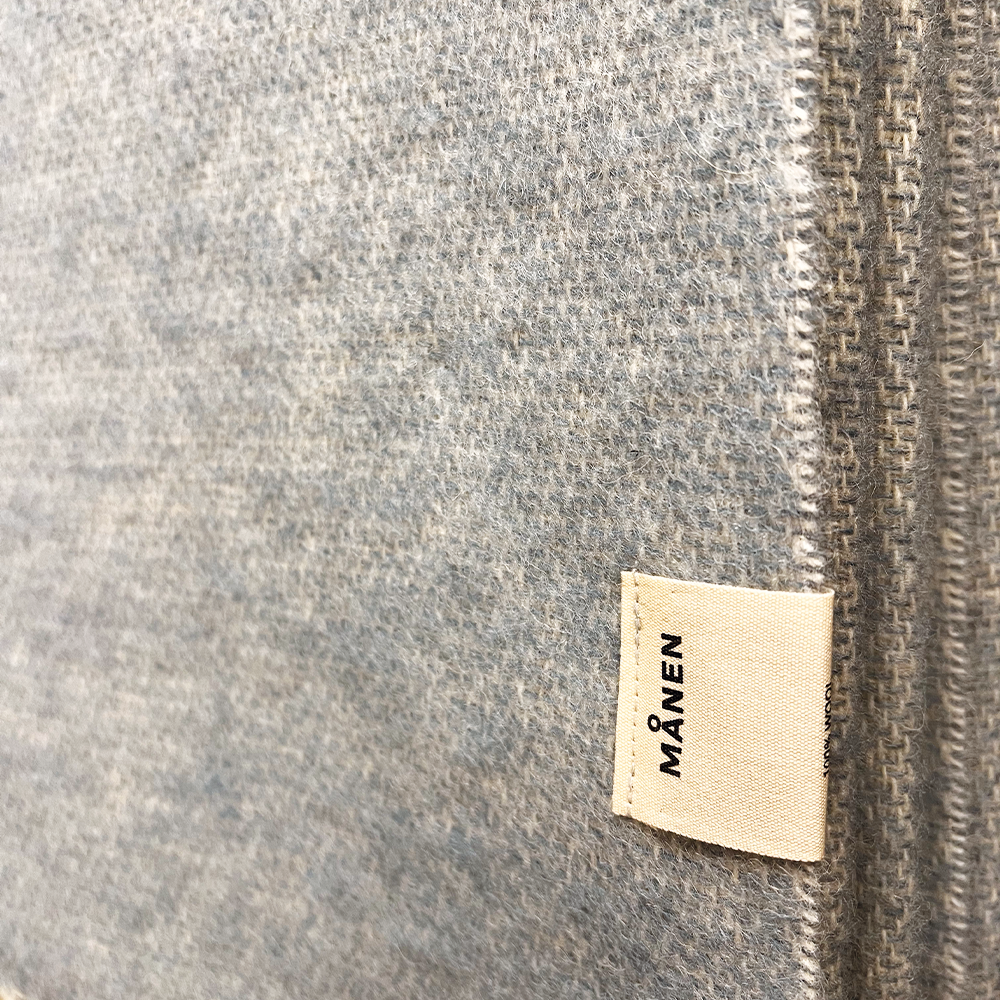 MÅNEN Wolldecke mit Fransen hellblau - GUNDT HOME