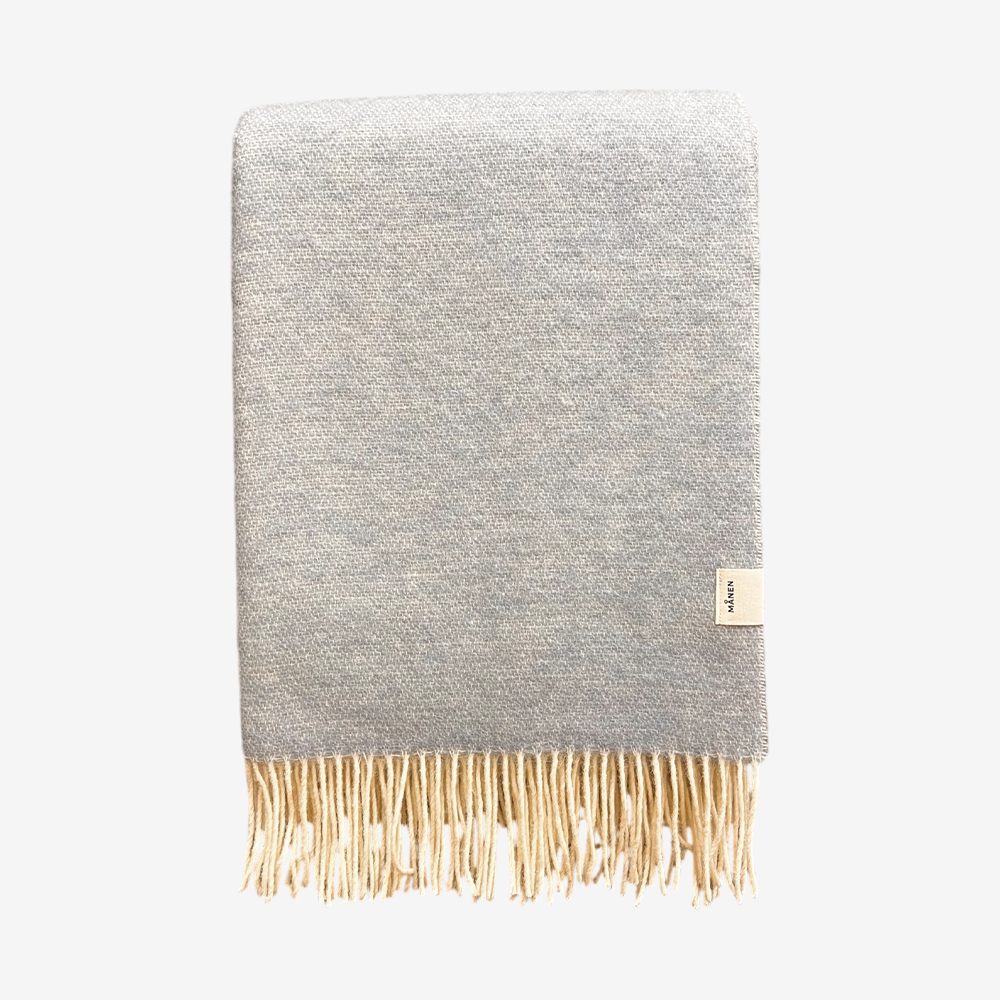MÅNEN Wolldecke mit Fransen hellblau - GUNDT HOME