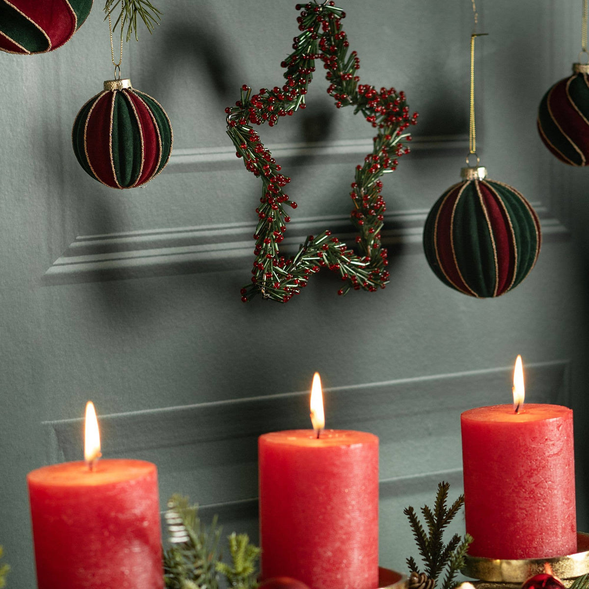Weihnachtskugel aus Glas beflockt, 2-fach, Rot/Grün Ø6cm - GUNDT HOME