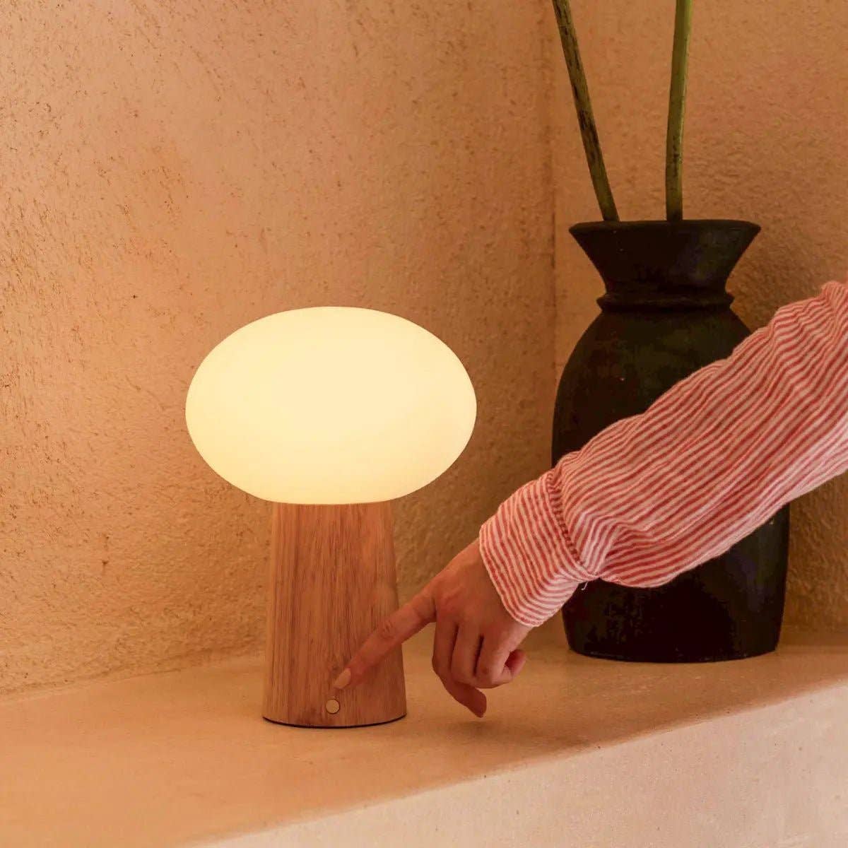 Max Leichte Braun Holzlose Tischlampe | Wiederaufladbar, Glas & Nachhaltiges Design - GUNDT HOME