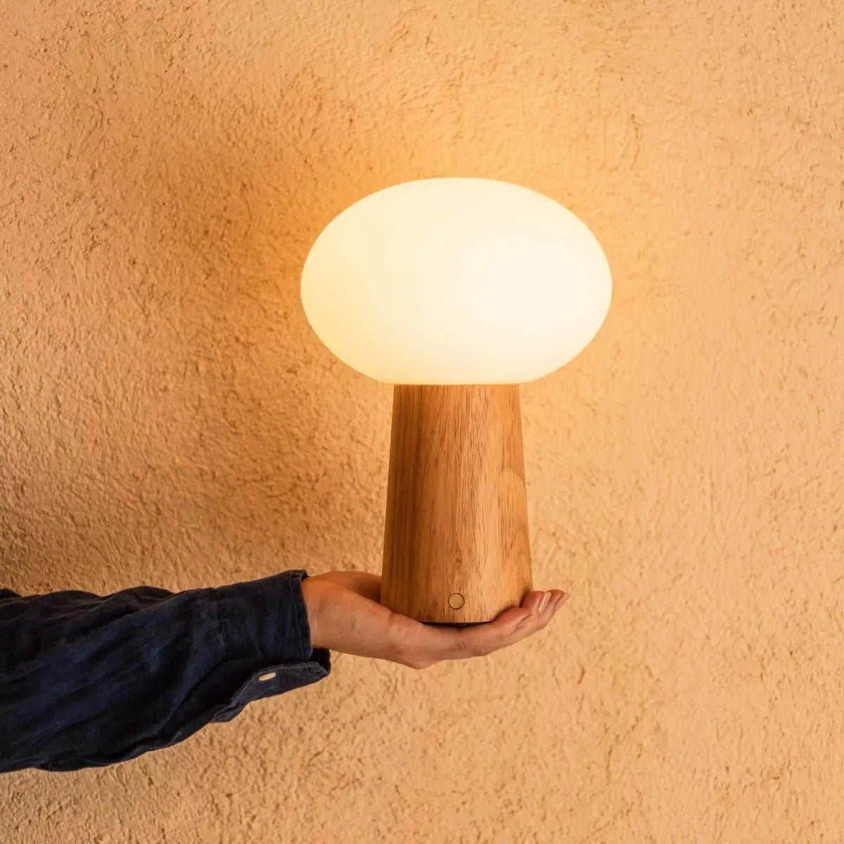 Max Leichte Braun Holzlose Tischlampe | Wiederaufladbar, Glas & Nachhaltiges Design - GUNDT HOME