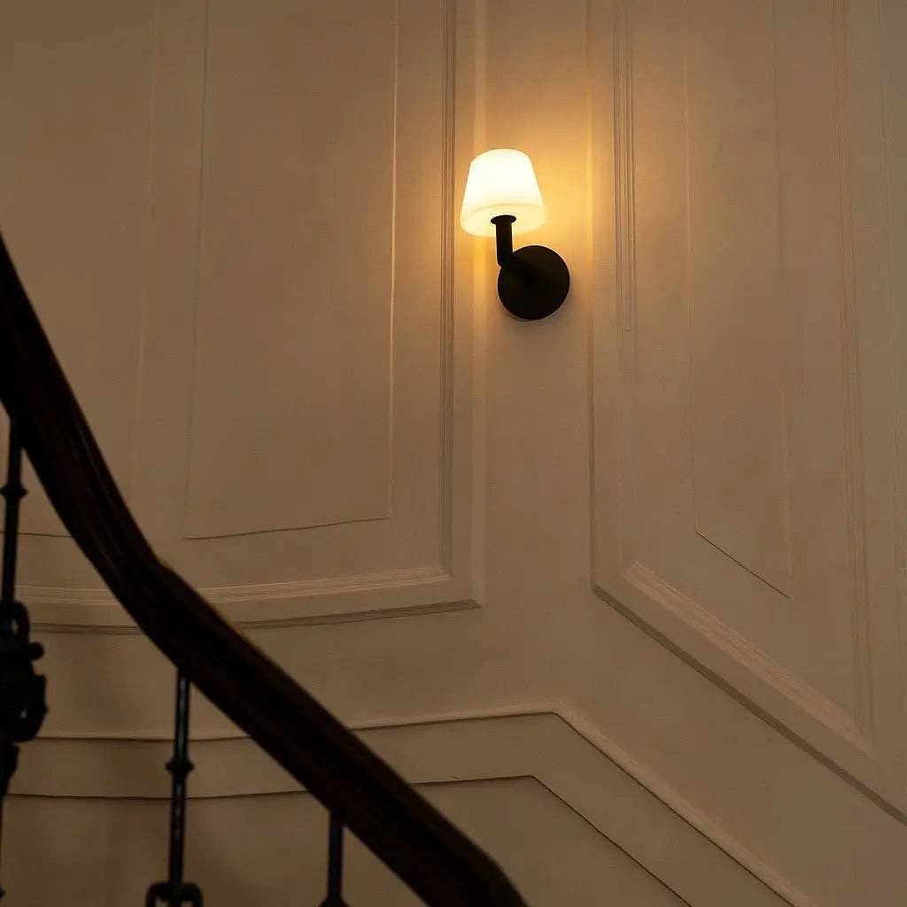 Ted Schwarze Holz Wiederaufladbare Wandleuchte | Kabellose & Dimmbares Licht - GUNDT HOME