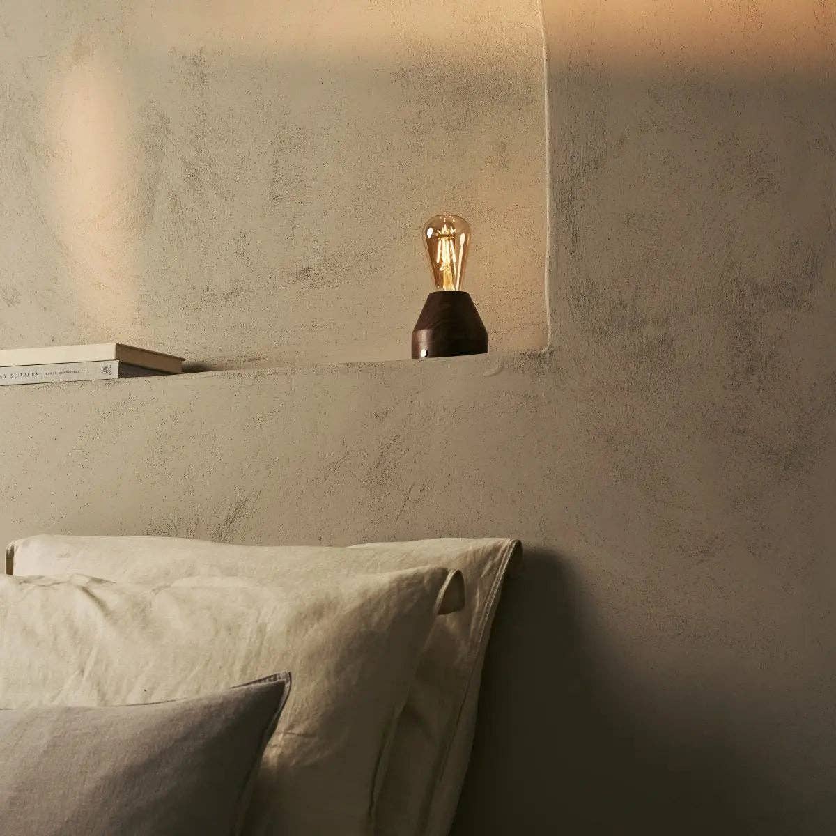 Zavi Walnuss Wiederaufladbare Tischlampe | LED, Kabellos & 80 Stunden Akkulaufzeit - GUNDT HOME