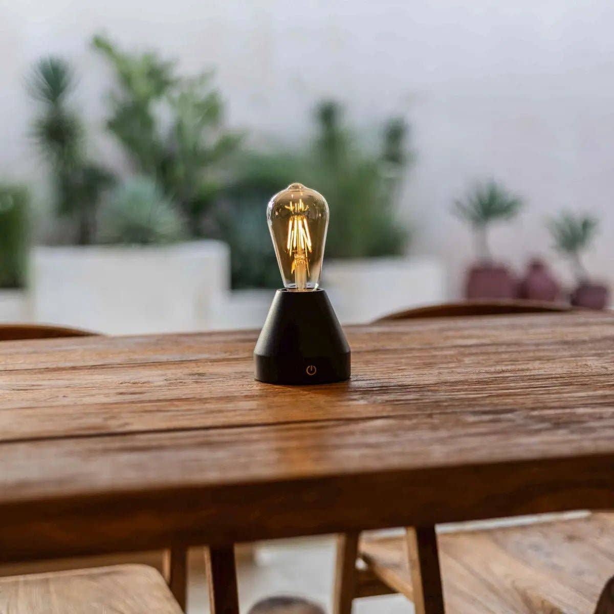 Zavi Dunkelbraune Wiederaufladbare Tischlampe | LED, Kabellos & 80 Stunden Akkulaufzeit - GUNDT HOME