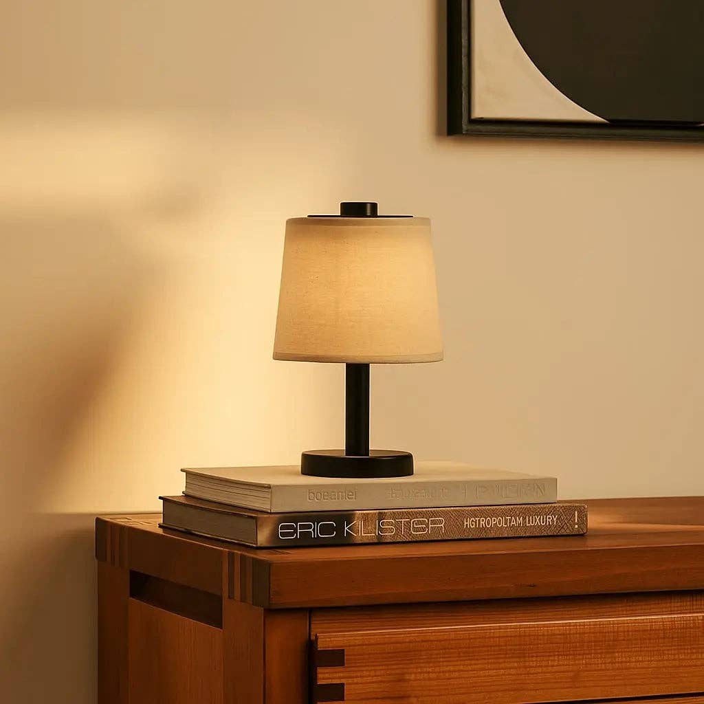 Rover Schwarze Wiederaufladbare Holzlampe | Kabellos, Dimmbare & Leinenmischung - GUNDT HOME