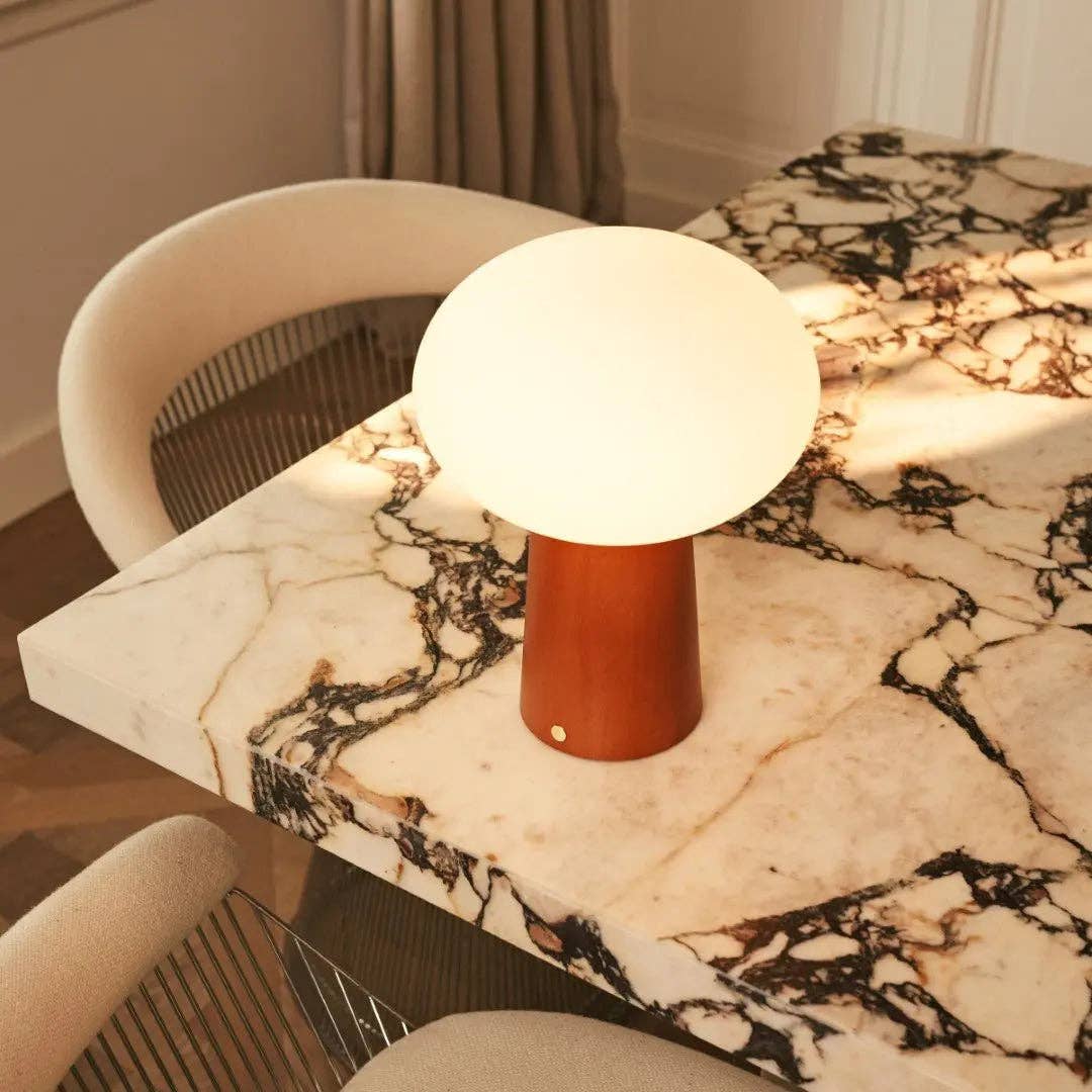 Max Kastanienbraun Holz Tischlampe | Wiederaufladbar, Glas, Nachhaltiges Design - GUNDT HOME