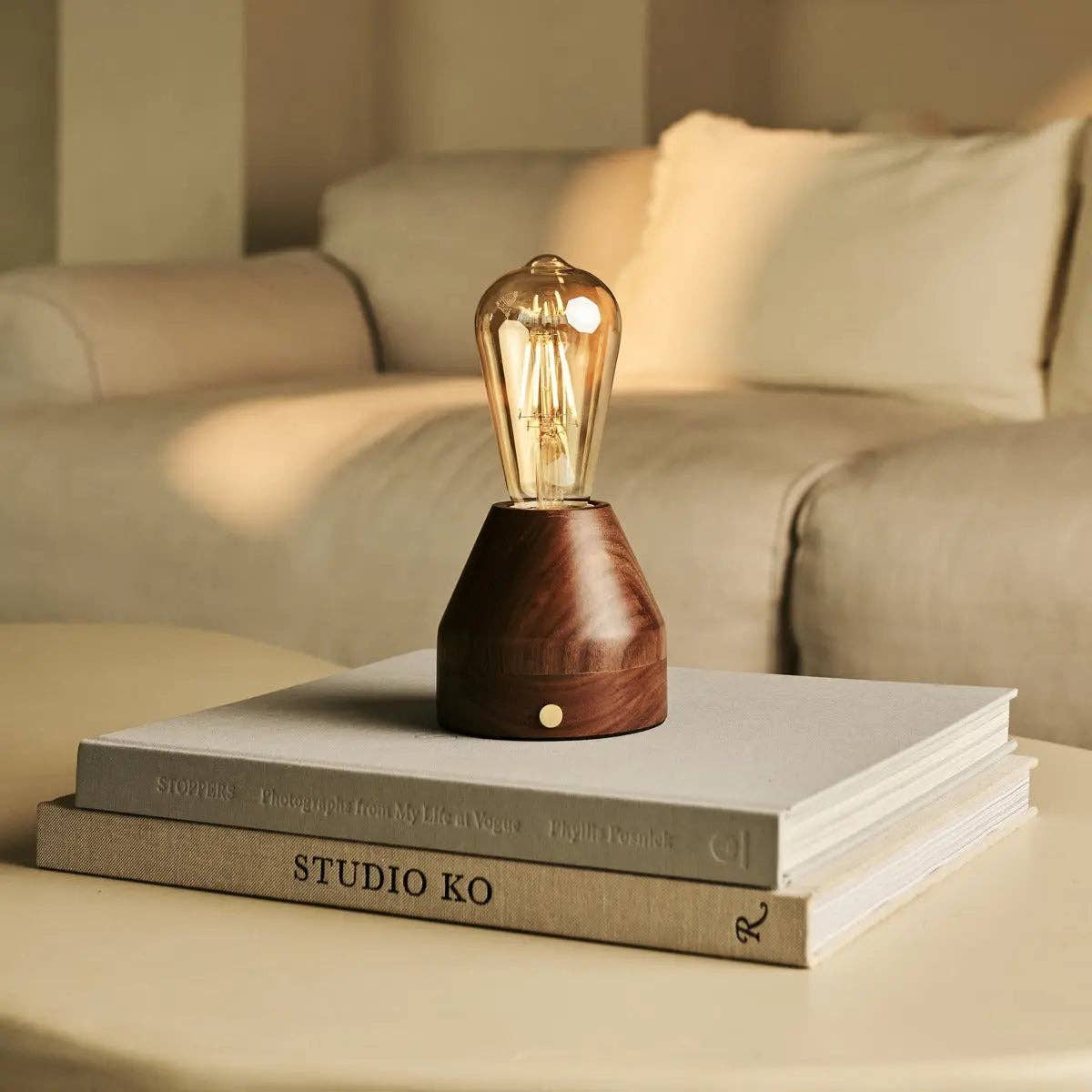 Zavi Walnuss Wiederaufladbare Tischlampe | LED, Kabellos & 80 Stunden Akkulaufzeit - GUNDT HOME