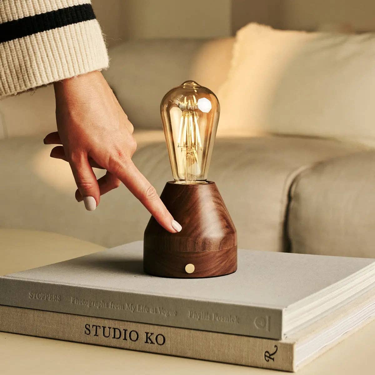 Zavi Walnuss Wiederaufladbare Tischlampe | LED, Kabellos & 80 Stunden Akkulaufzeit - GUNDT HOME