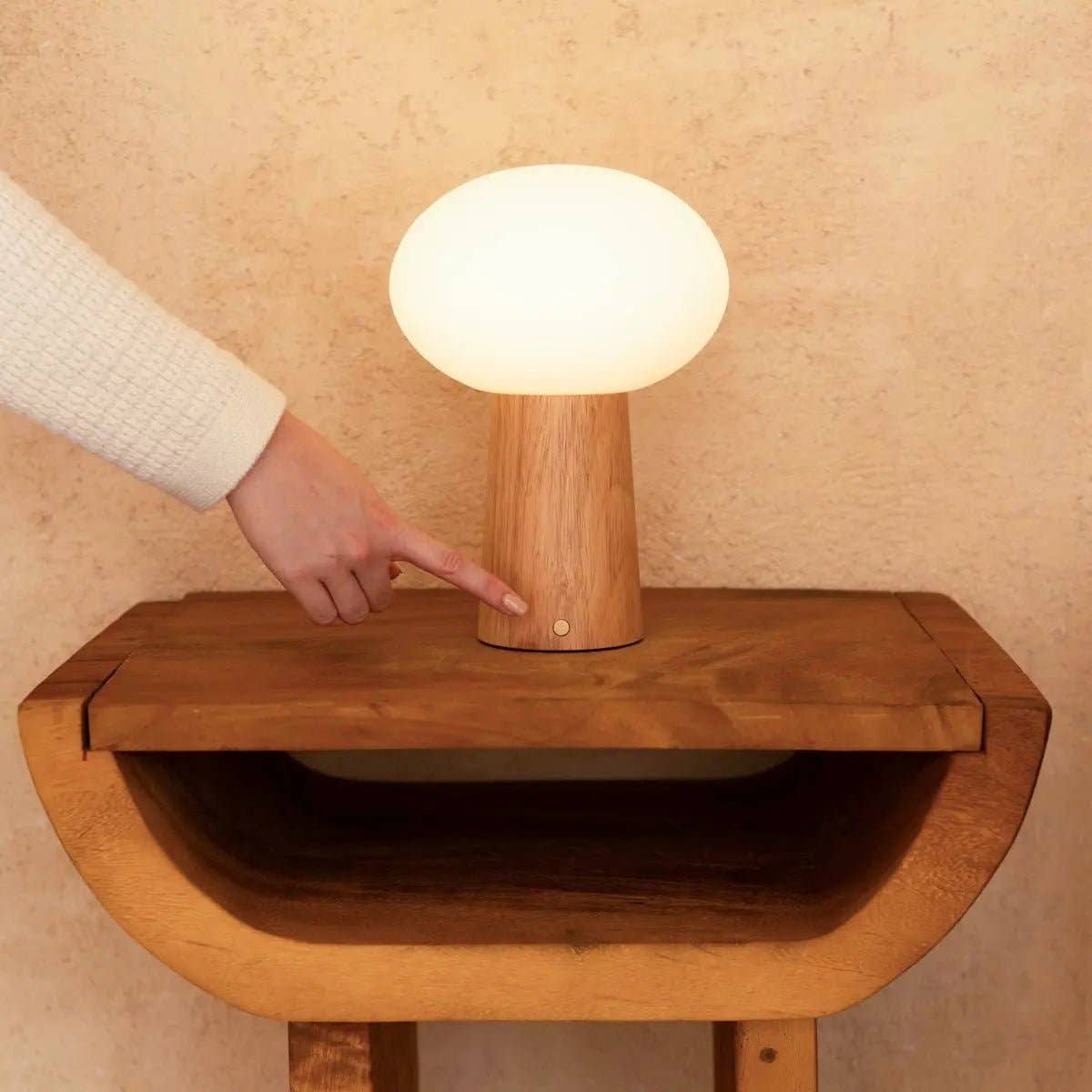 Max Leichte Braun Holzlose Tischlampe | Wiederaufladbar, Glas & Nachhaltiges Design - GUNDT HOME