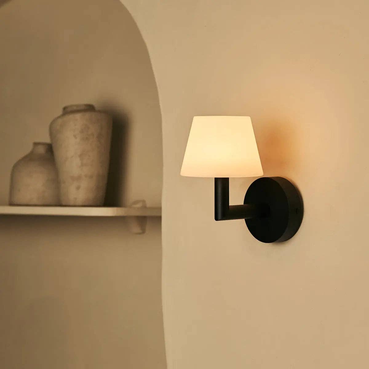 Ted Schwarze Holz Wiederaufladbare Wandleuchte | Kabellose & Dimmbares Licht - GUNDT HOME