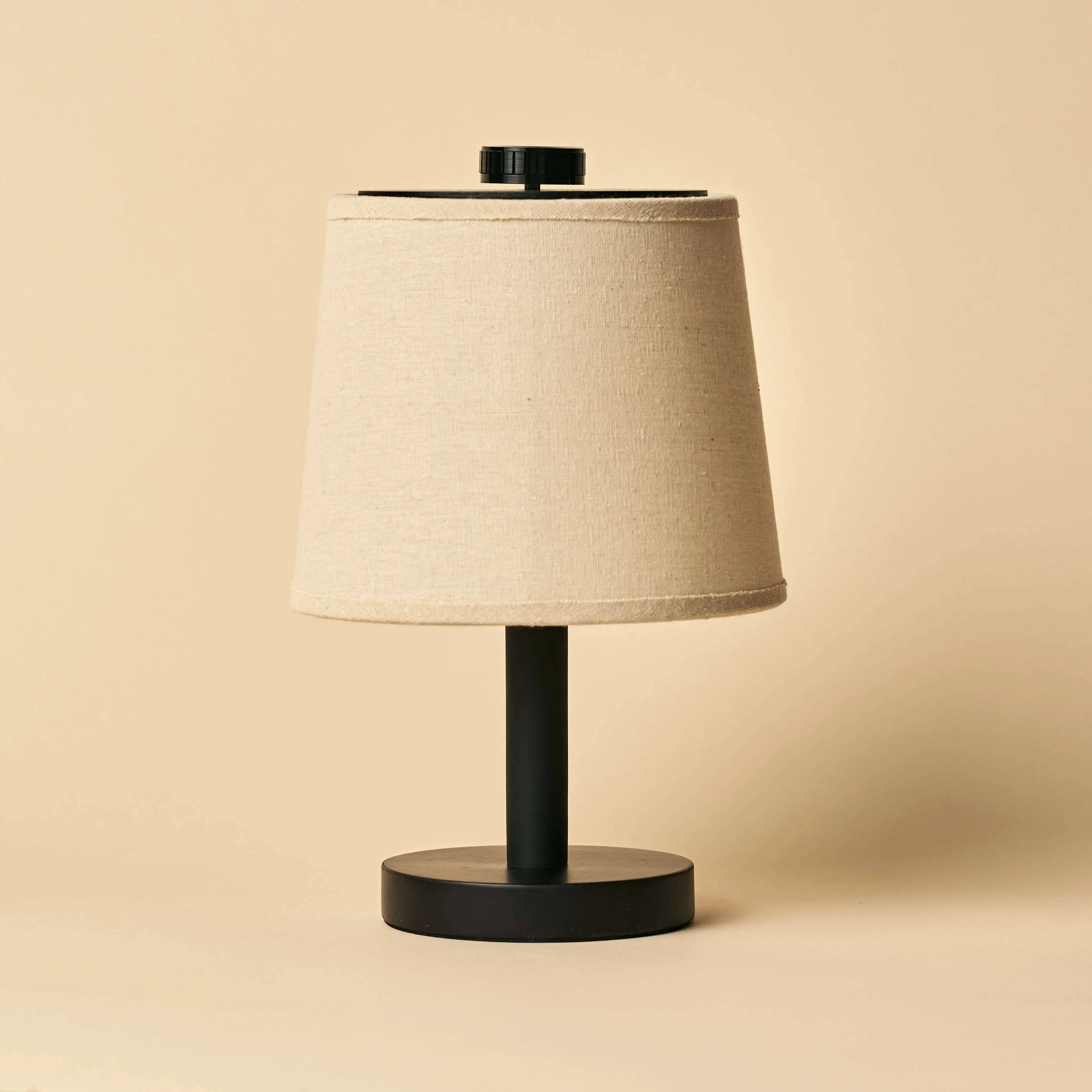 Rover Schwarze Wiederaufladbare Holzlampe | Kabellos, Dimmbare & Leinenmischung - GUNDT HOME