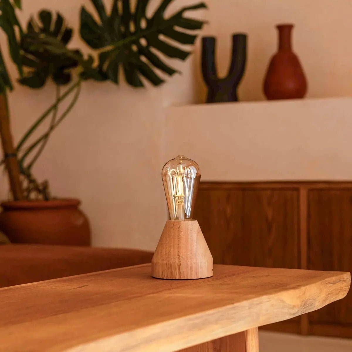 Zavi Hellbraune Wiederaufladbare Tischlampe | LED, Kabellos & 80 Stunden Akkulaufzeit - GUNDT HOME