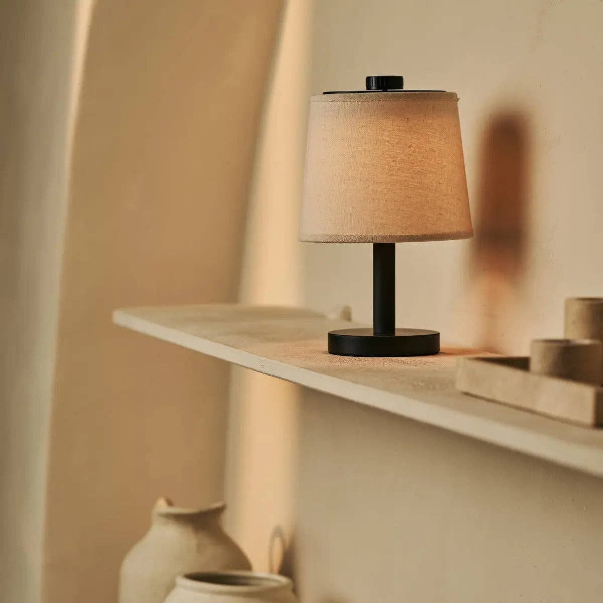 Rover Schwarze Wiederaufladbare Holzlampe | Kabellos, Dimmbare & Leinenmischung - GUNDT HOME