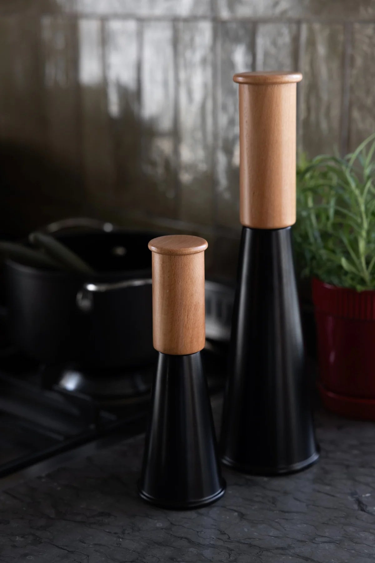 Gurken Salz- & Pfeffermühle groß schwarz/braun 32 cm - GUNDT HOME