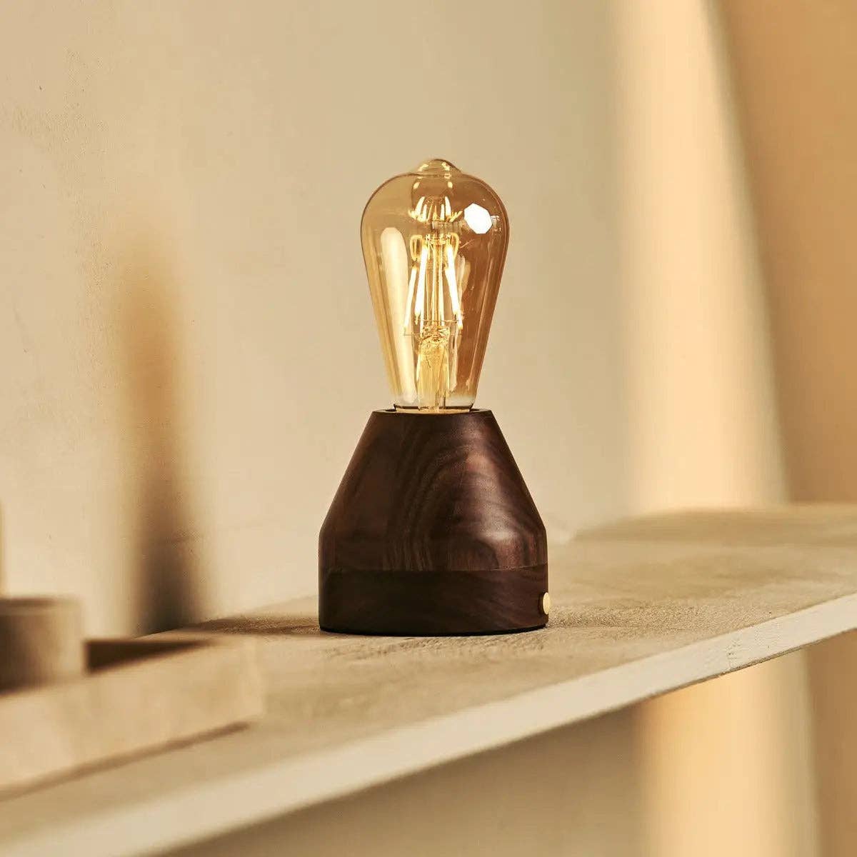 Zavi Walnuss Wiederaufladbare Tischlampe | LED, Kabellos & 80 Stunden Akkulaufzeit - GUNDT HOME