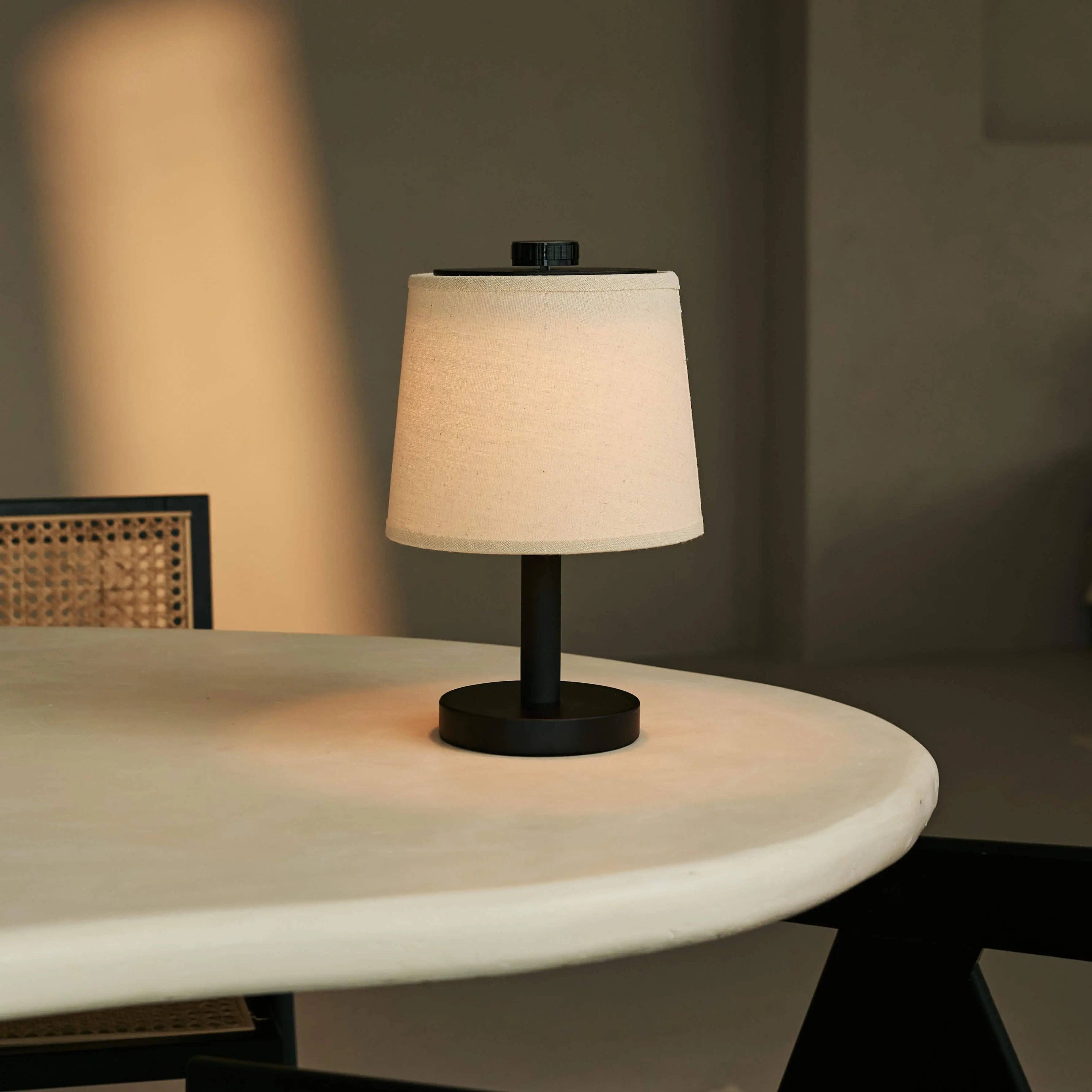 Rover Schwarze Wiederaufladbare Holzlampe | Kabellos, Dimmbare & Leinenmischung - GUNDT HOME