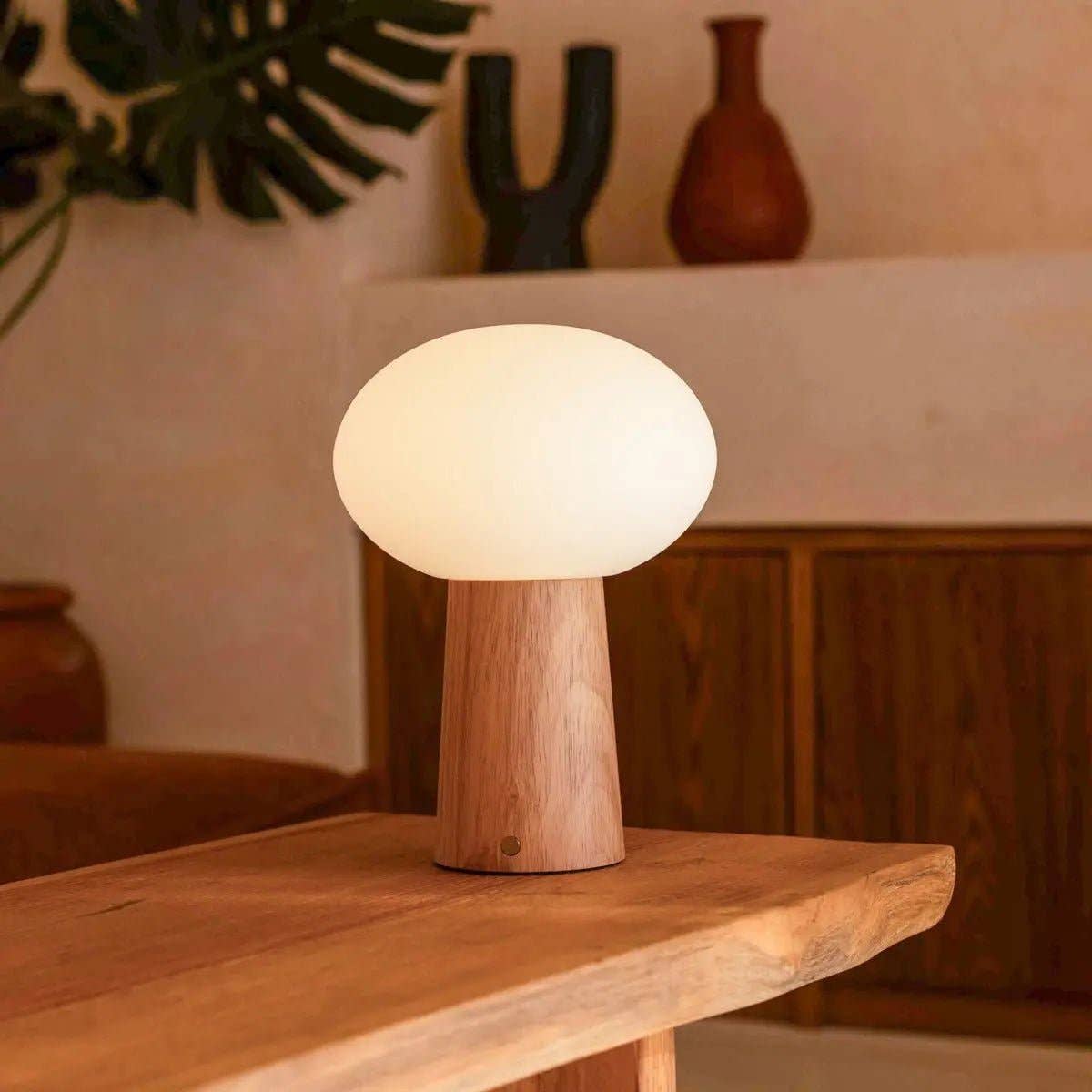 Max Leichte Braun Holzlose Tischlampe | Wiederaufladbar, Glas & Nachhaltiges Design - GUNDT HOME