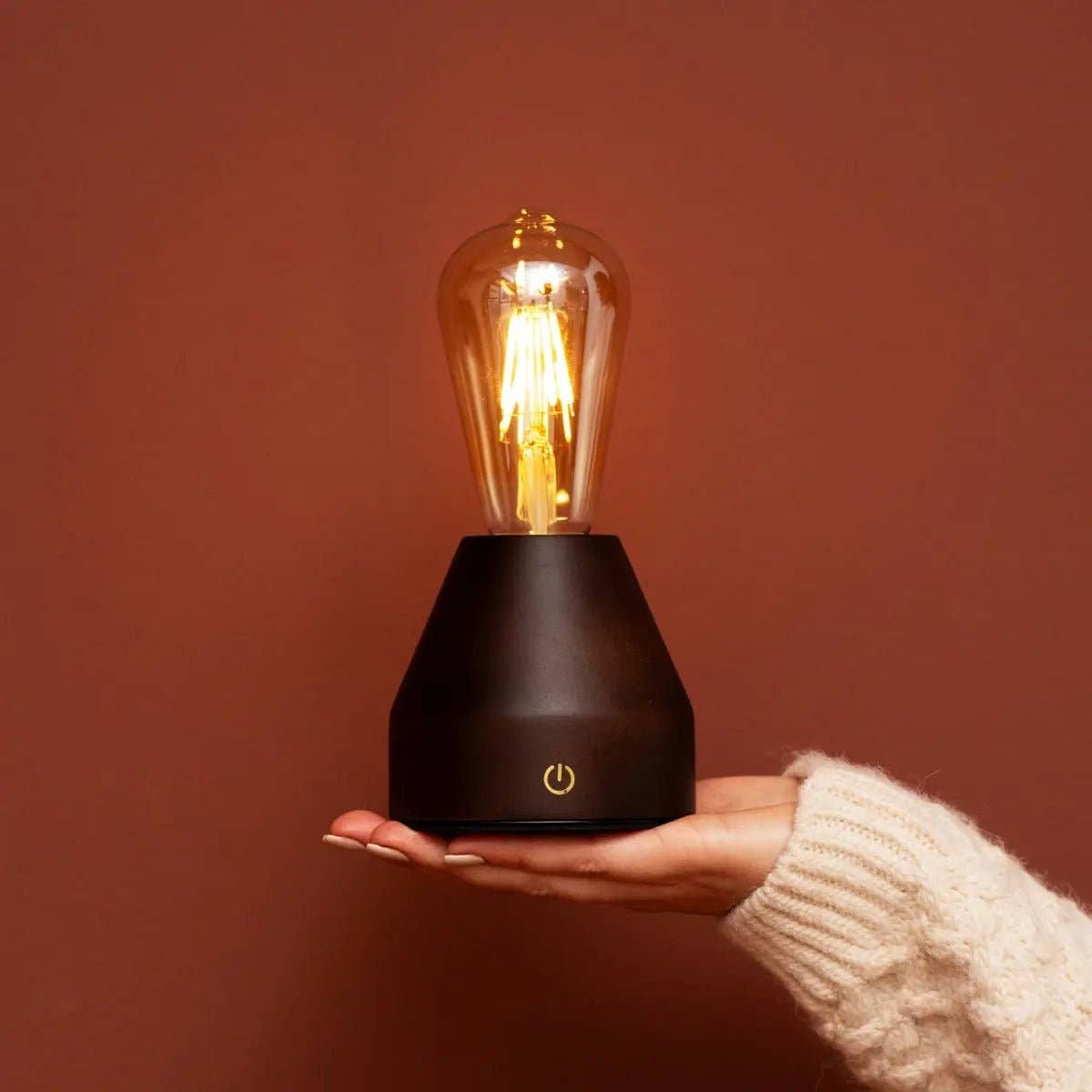 Zavi Dunkelbraune Wiederaufladbare Tischlampe | LED, Kabellos & 80 Stunden Akkulaufzeit - GUNDT HOME