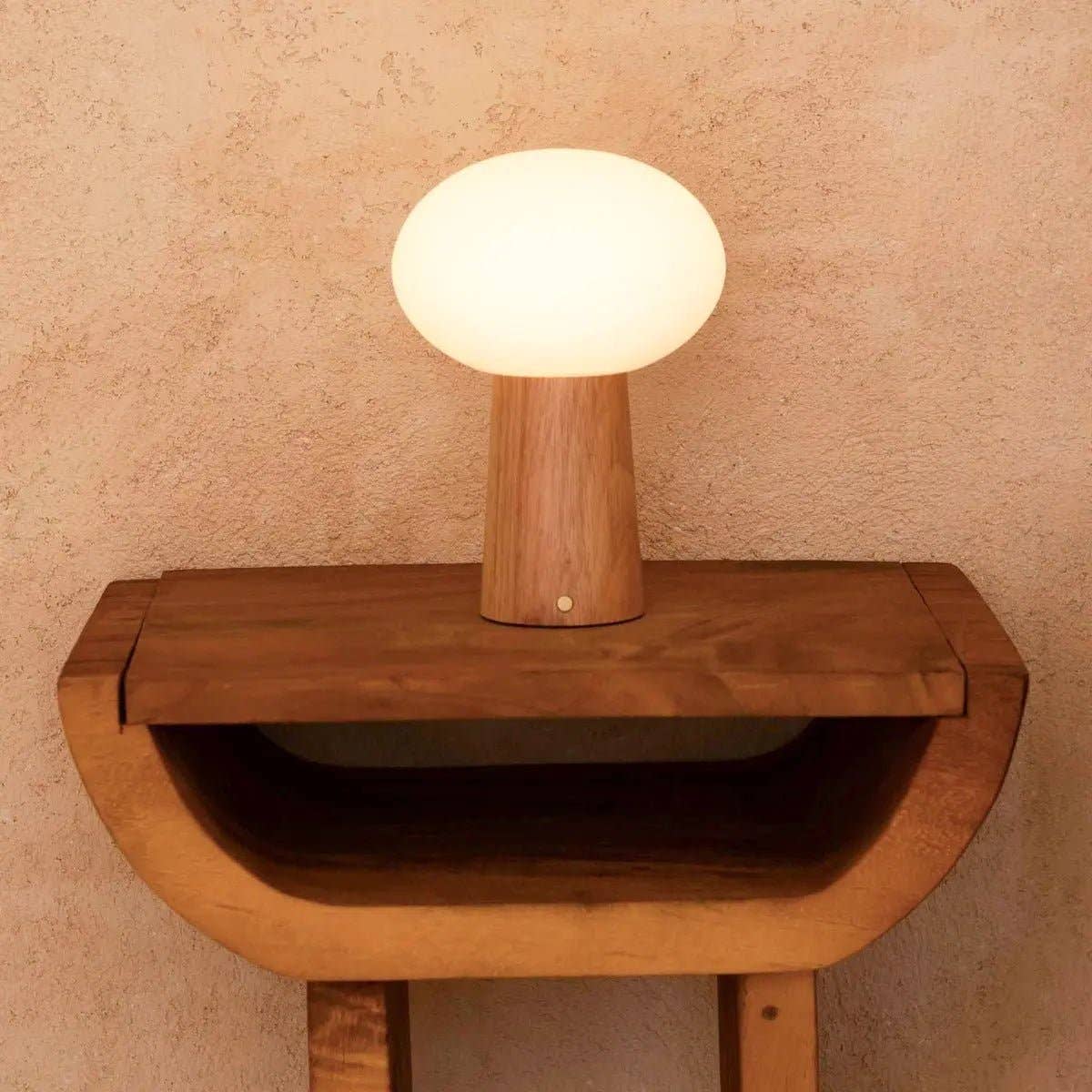 Max Leichte Braun Holzlose Tischlampe | Wiederaufladbar, Glas & Nachhaltiges Design - GUNDT HOME