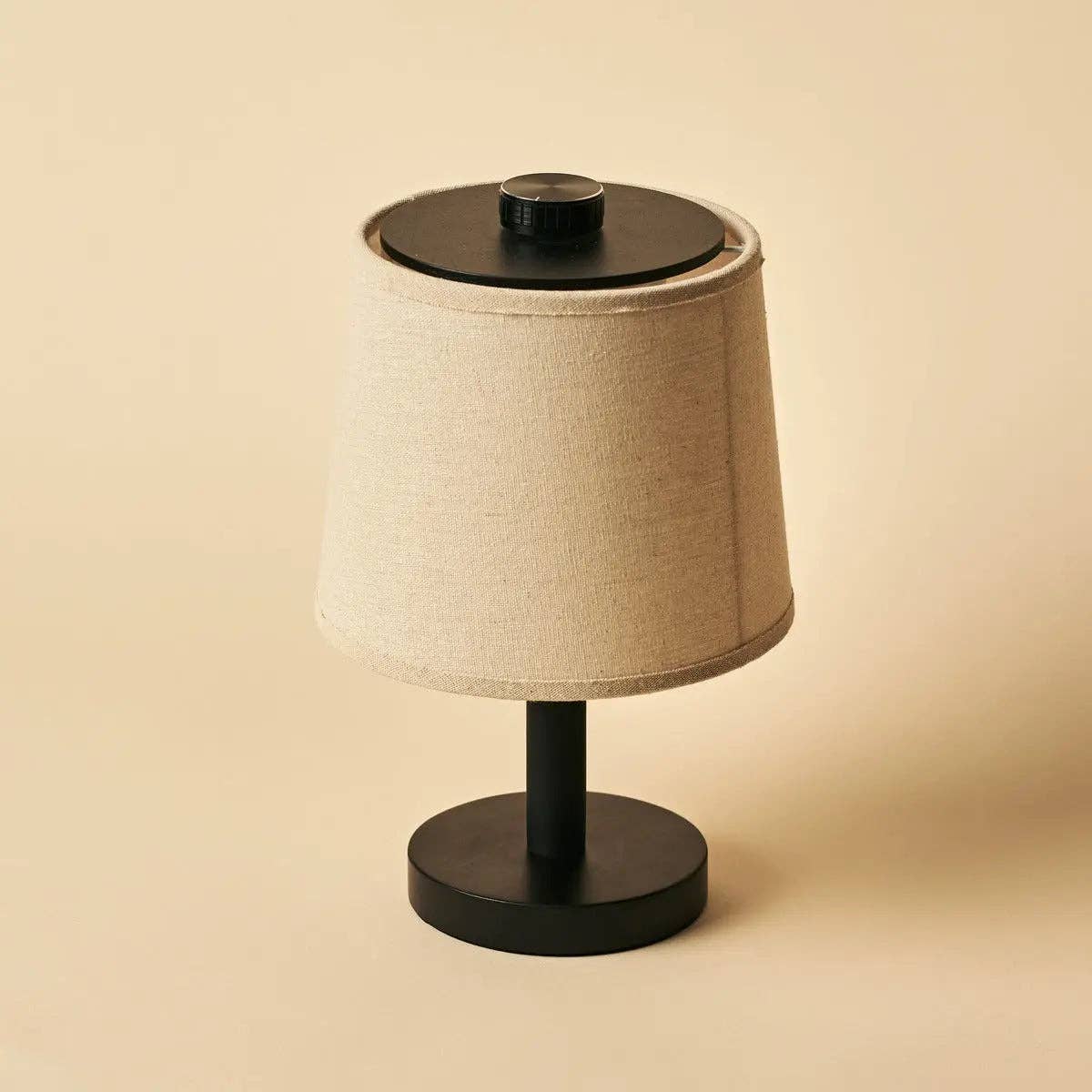 Rover Schwarze Wiederaufladbare Holzlampe | Kabellos, Dimmbare & Leinenmischung - GUNDT HOME