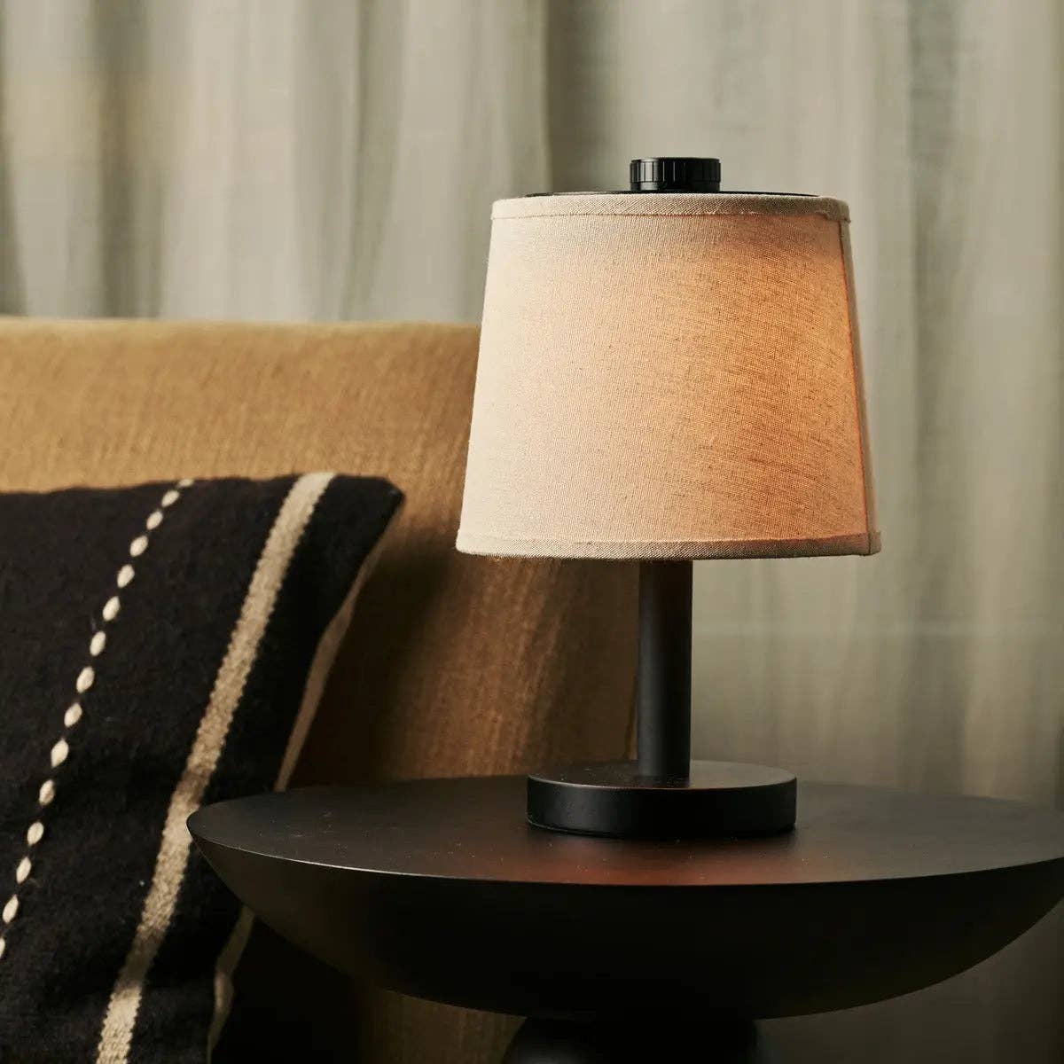 Rover Schwarze Wiederaufladbare Holzlampe | Kabellos, Dimmbare & Leinenmischung - GUNDT HOME