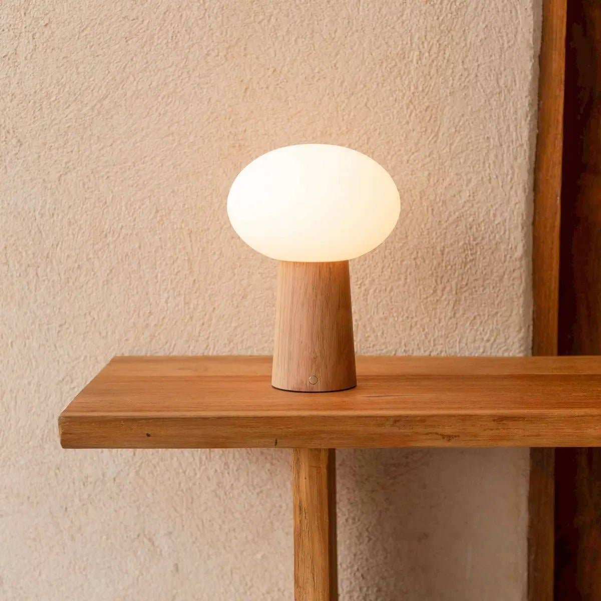Max Leichte Braun Holzlose Tischlampe | Wiederaufladbar, Glas & Nachhaltiges Design - GUNDT HOME