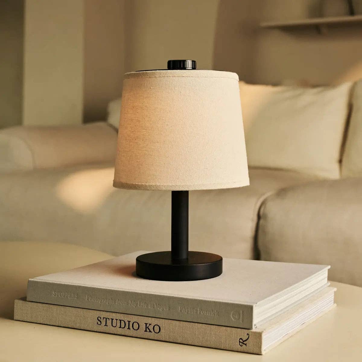 Rover Schwarze Wiederaufladbare Holzlampe | Kabellos, Dimmbare & Leinenmischung - GUNDT HOME