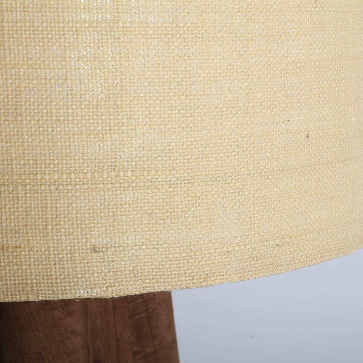 Mangoholzlampe braun kombiniert mit cremefarbenem Jute Schirm
