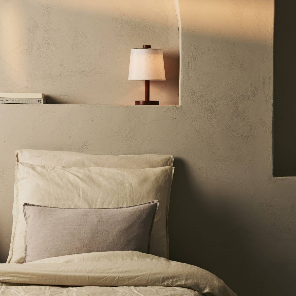 Rover Kastanienbraune Holzlampe – Wiederaufladbar, Kabellos & Dimmbarer Schirm - GUNDT HOME