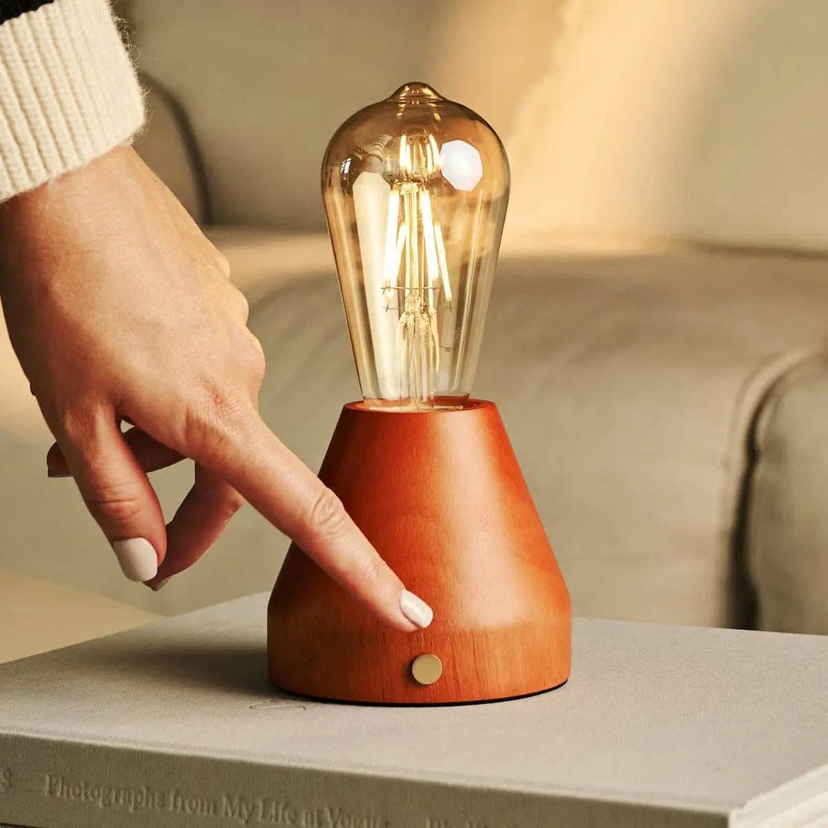 Zavi Tischlampe in Kastanienbraun | LED, Kabellos & 80 Stunden Akkulaufzeit - GUNDT HOME