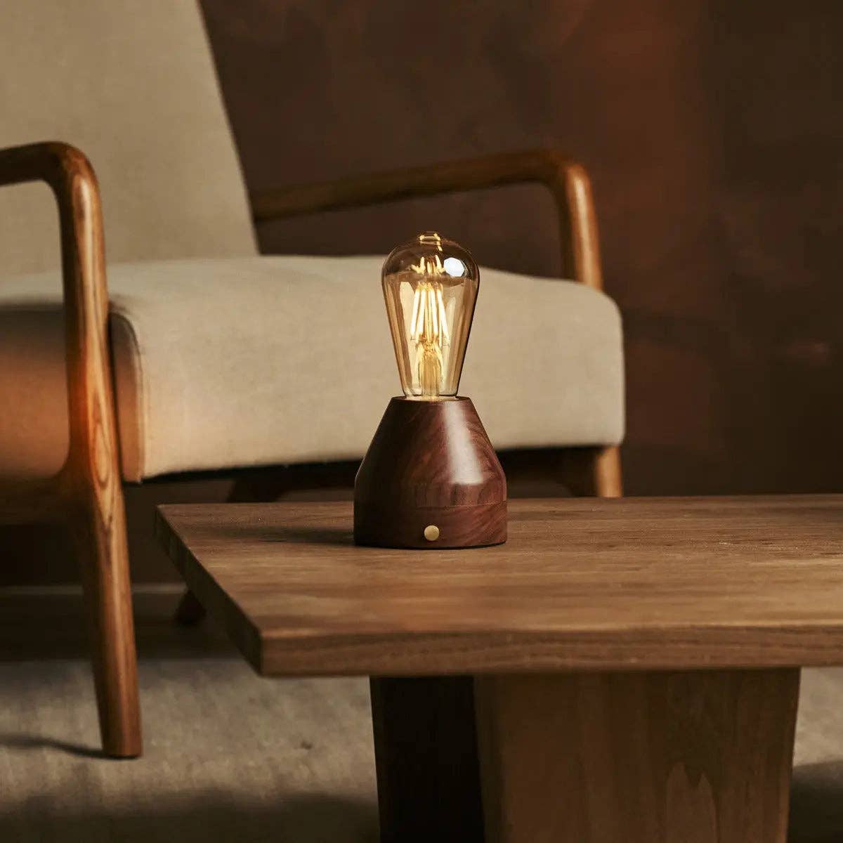 Zavi Walnuss Wiederaufladbare Tischlampe | LED, Kabellos & 80 Stunden Akkulaufzeit - GUNDT HOME