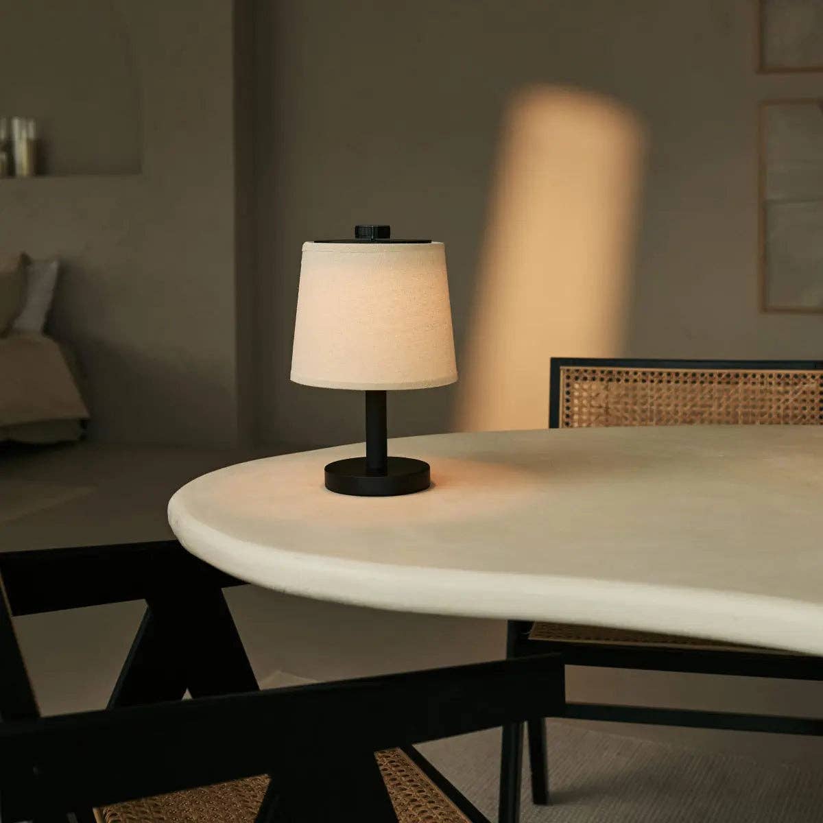 Rover Schwarze Wiederaufladbare Holzlampe | Kabellos, Dimmbare & Leinenmischung - GUNDT HOME